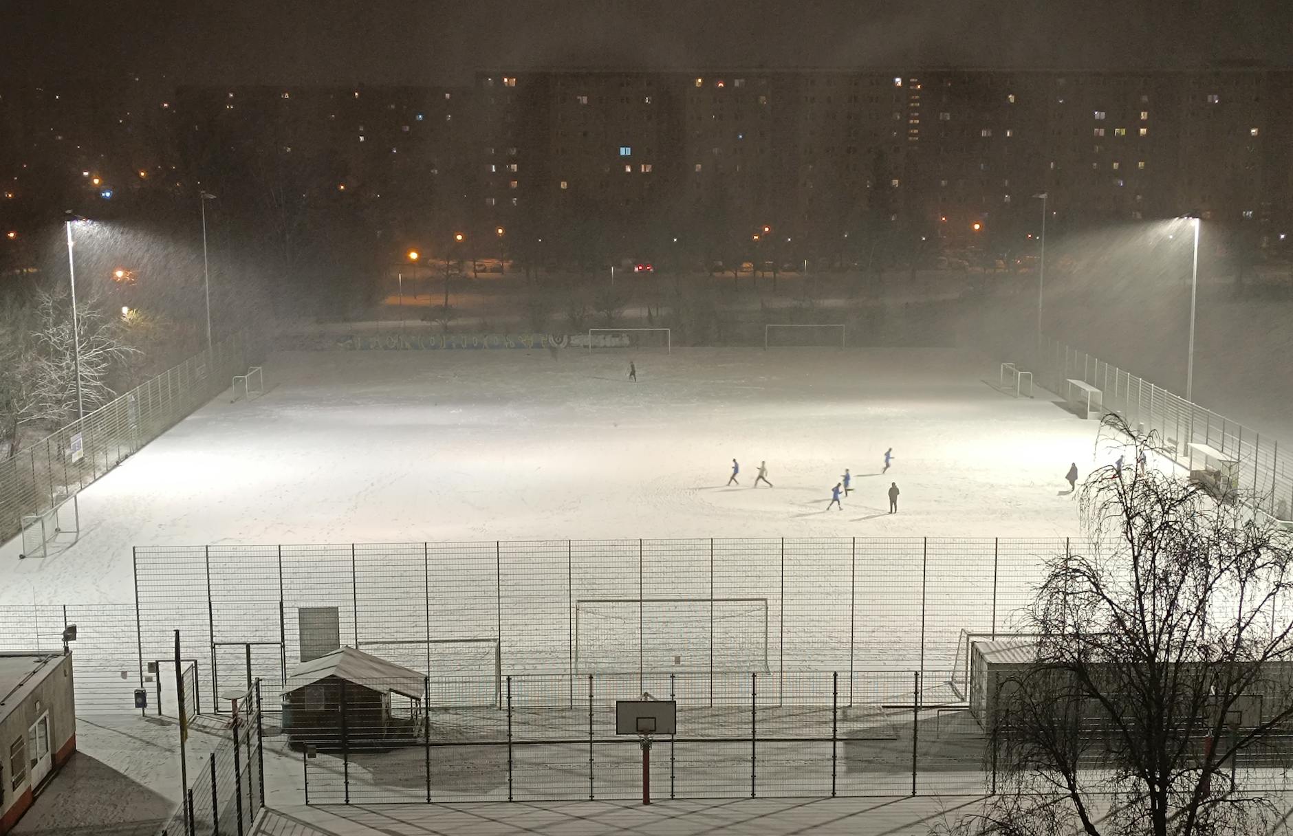 Auch bei Schneegestöber trainiert der FC Nordost für die kommenden Spiele. Foto aus Marzahn.