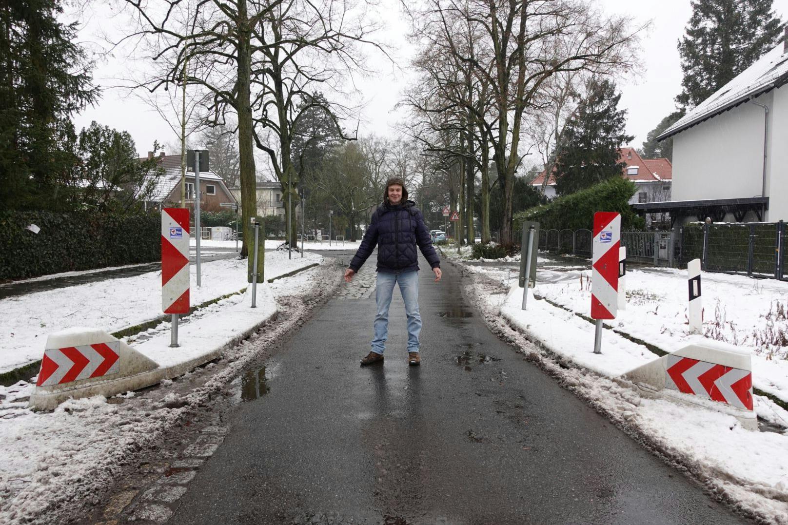 Michael Ortmann zeigt die engste Stelle in der Schildower Straße. Normalerweise kommen hier tagtäglich 6000 Autos durch. Momentan aber ist die Straße durch eine Baustellen-Vollsperrung verkehrsberuhigt.