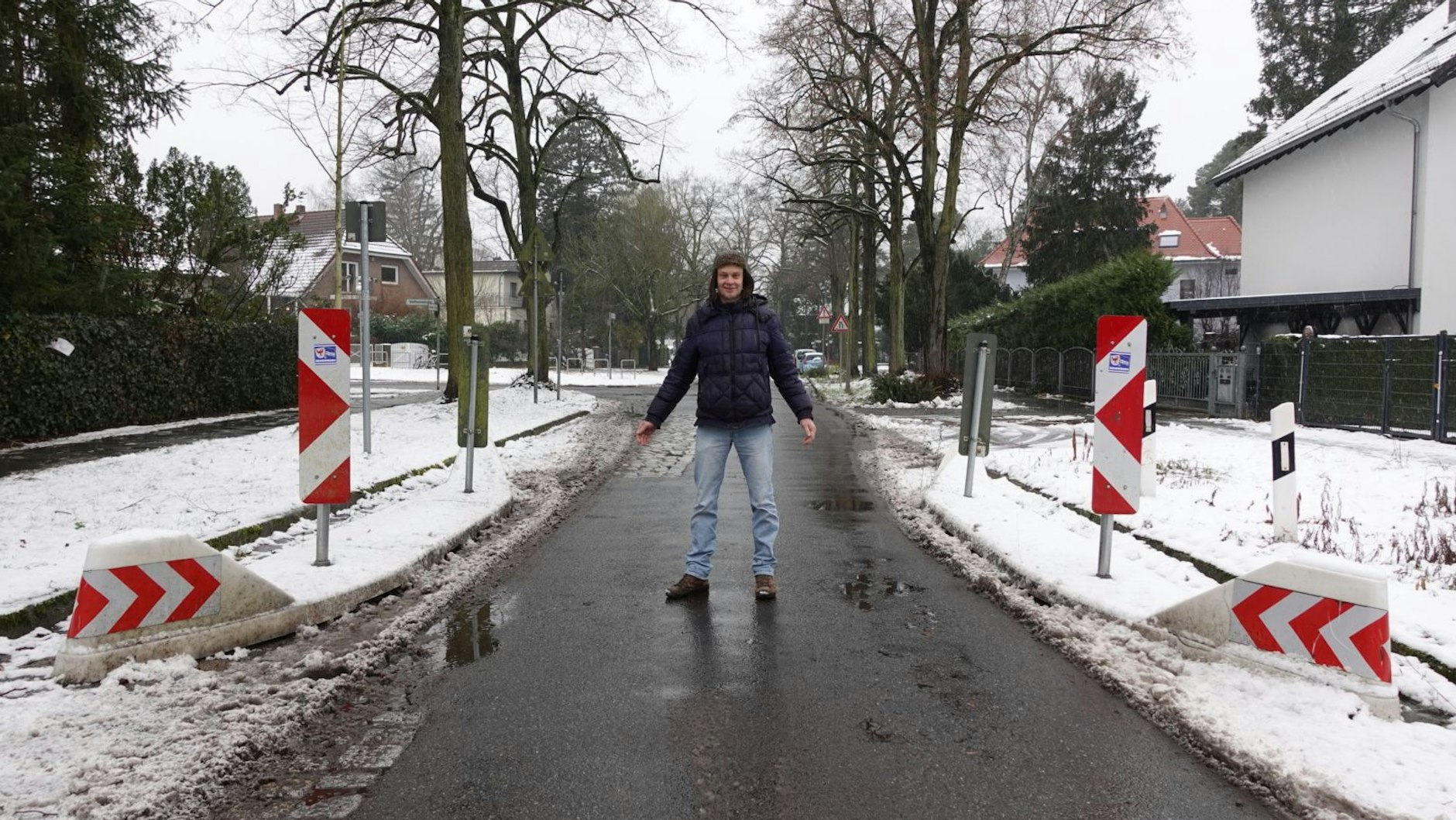 Von der Pro-Poller-Fraktion: Michael Ortmann zeigt die engste Stelle in der Schildower Straße. Normalerweise kommen hier tagtäglich 6000 Autos durch. Momentan aber ist die Straße durch eine Baustellen-Vollsperrung verkehrsberuhigt.