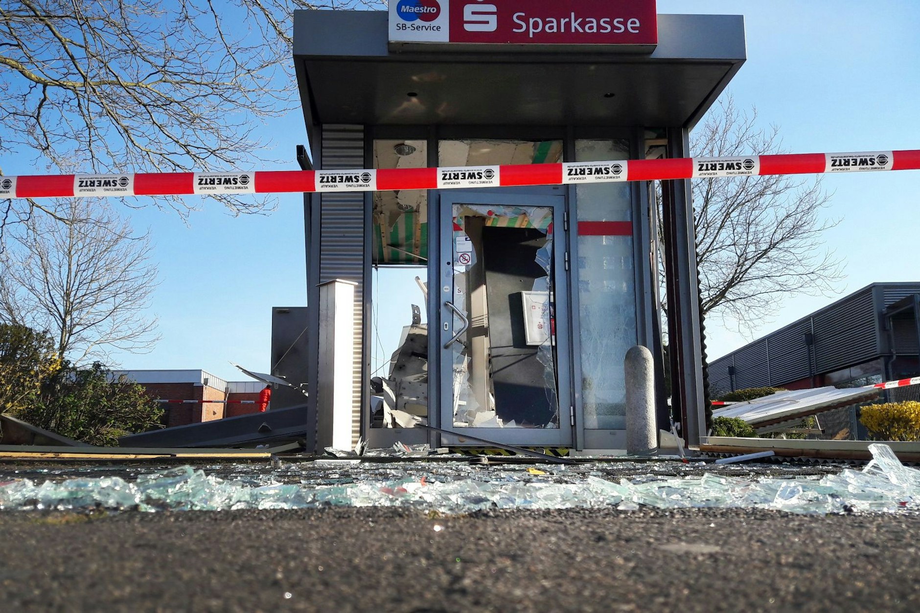 Ein gesprengter Geldautomat. Immer häufiger verwenden die Gangster Sprengstoff statt Gas.