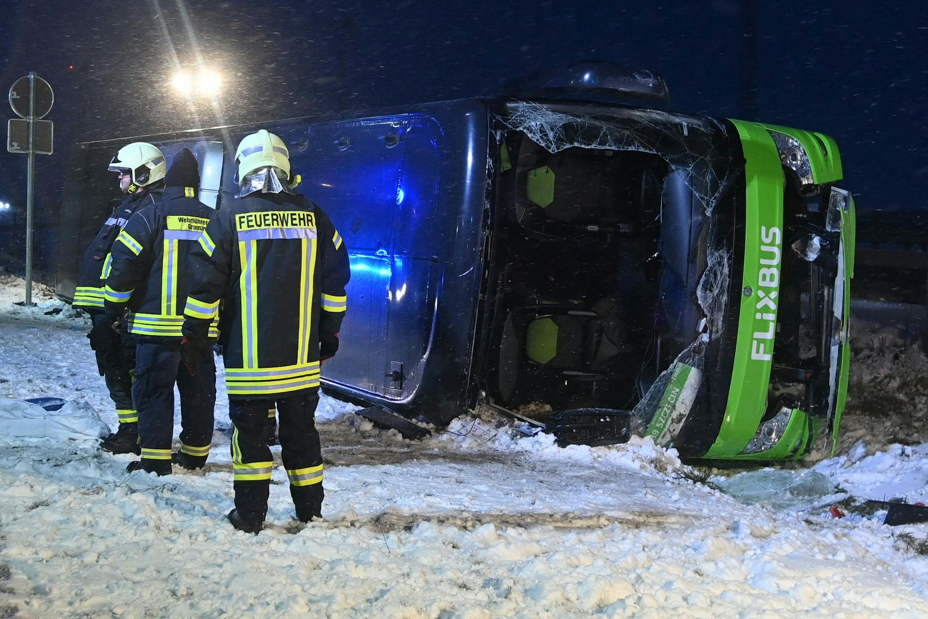 Einsatzkräfte arbeiten an der Unfallstelle. Bei dem Unfall mit einem Flixbus kamen zwei Menschen ums Leben.