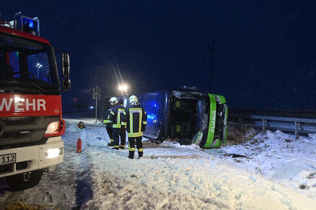 Krasse Bilder: Reisebus-Horror auf der A11: Flixbus verunglückt – zwei Tote!