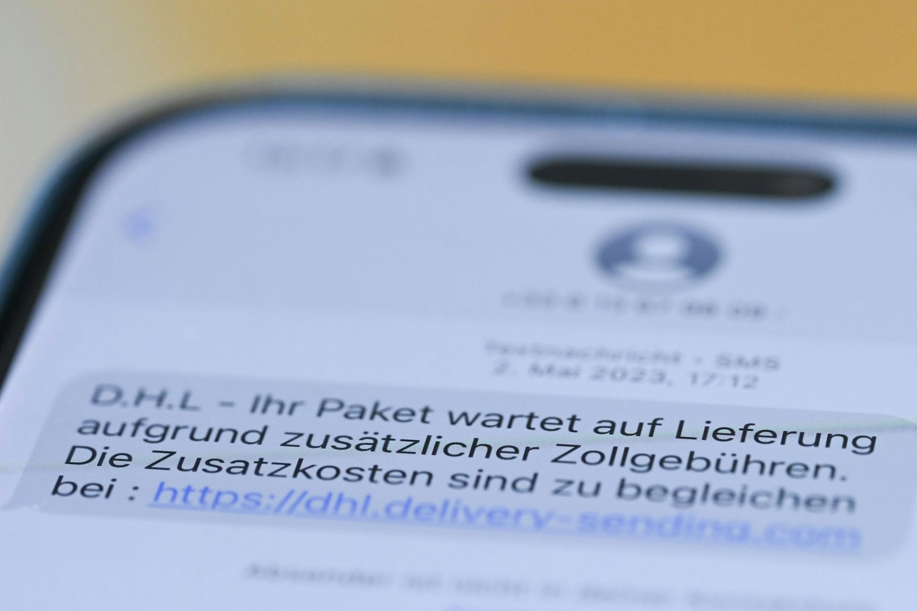 In solchen Betrugs-SMS kündigen Kriminelle ein Paket an und fordern dafür Zollgebühren ein.