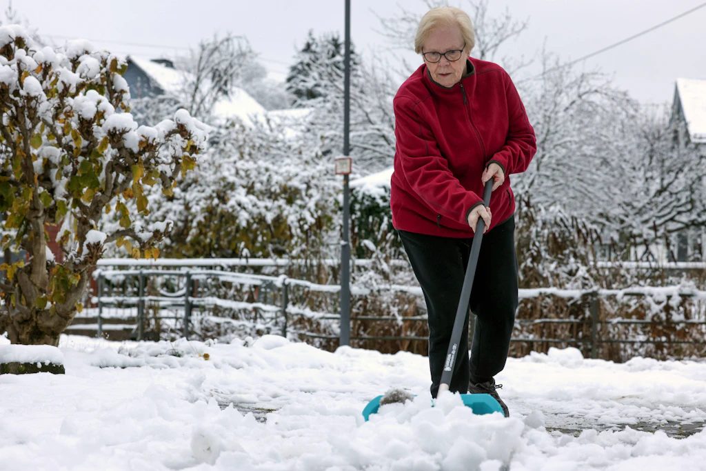 Schnee und Eis auf Gehwegen: DANN müssen auch Mieter räumen!
