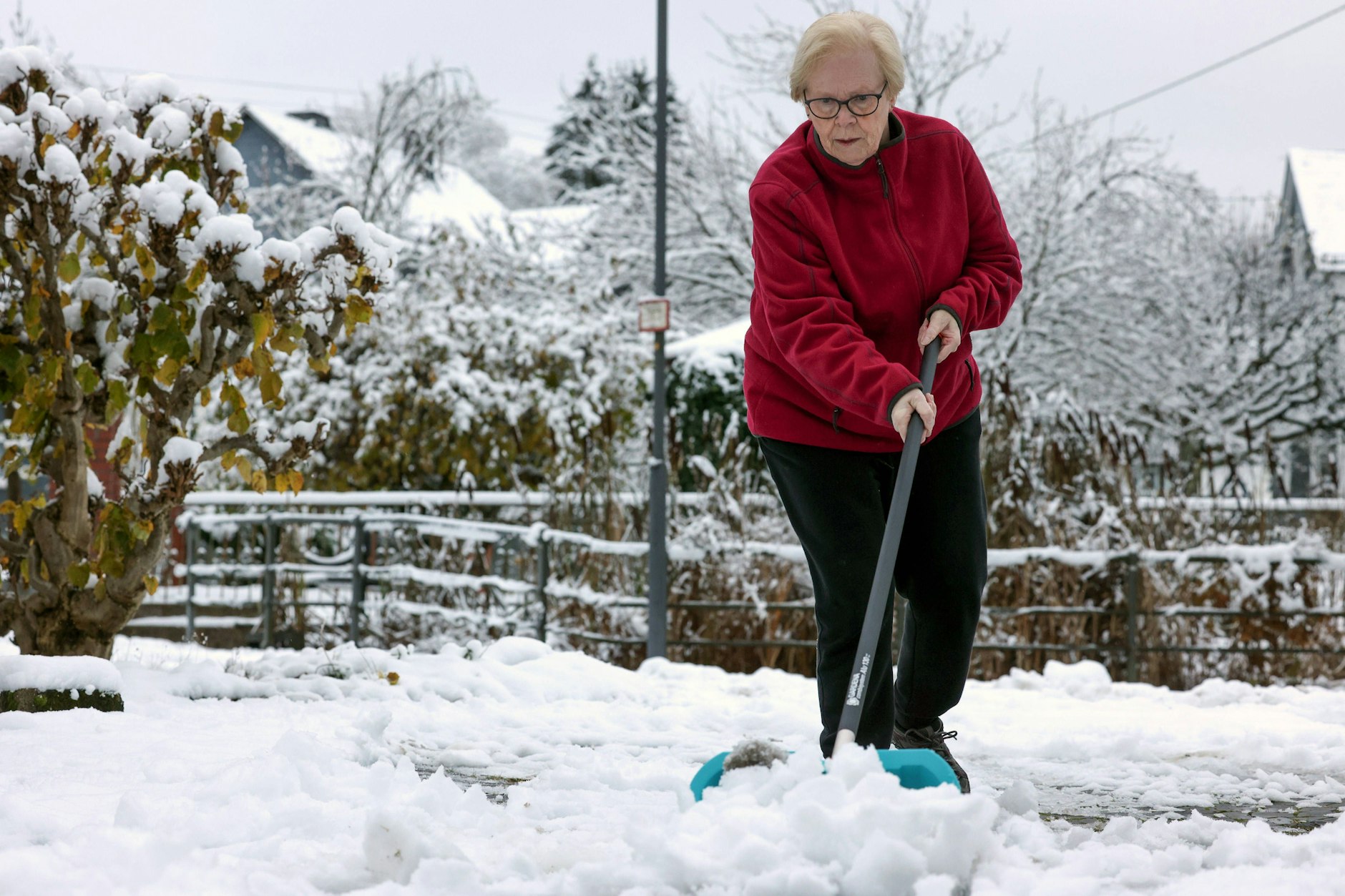 In vielen Fällen sind Mieter und Mieterinnen verpflichtet, den Gehweg mit der Schneeschaufel freizuräumen.