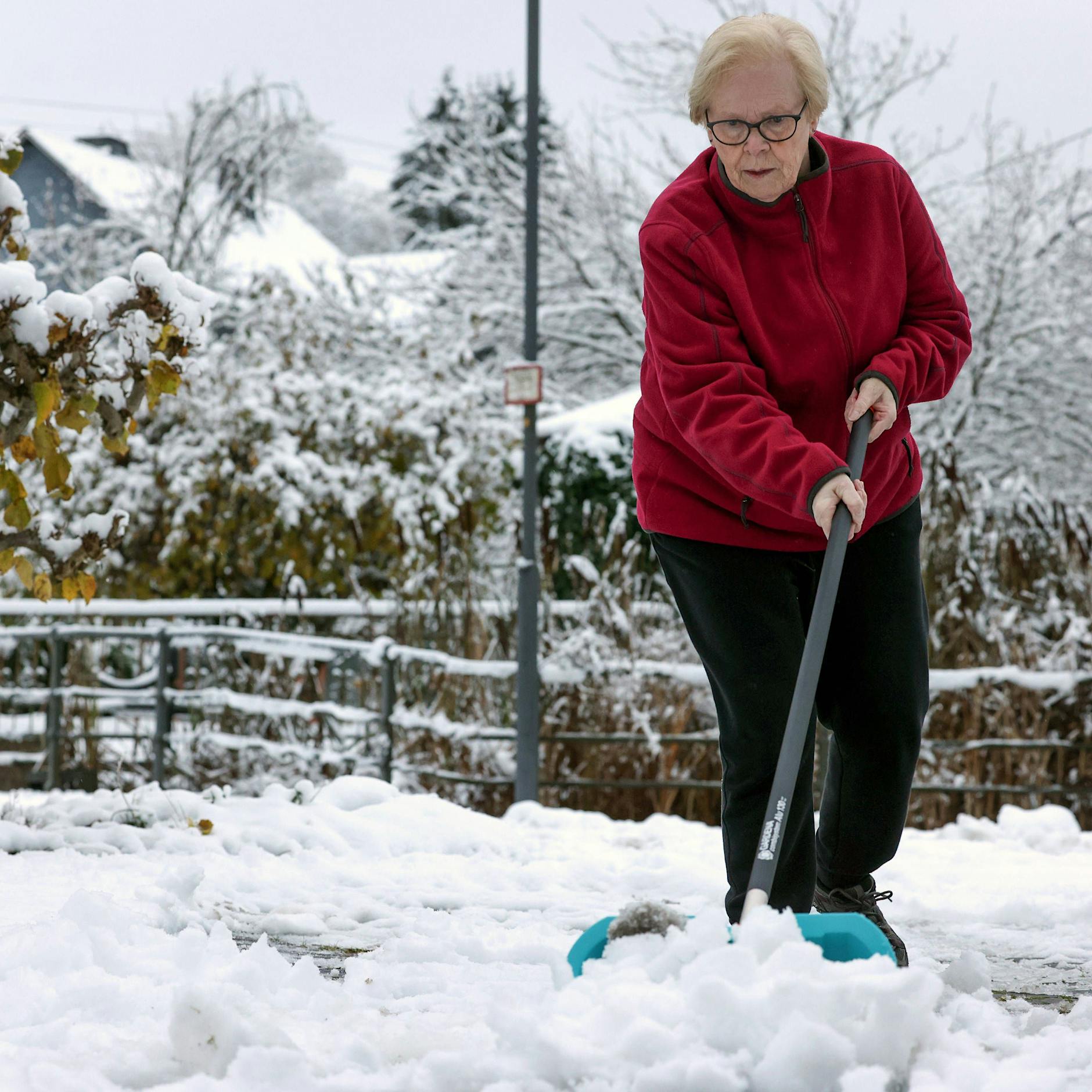 Schnee und Eis auf Gehwegen: DANN müssen auch Mieter räumen!