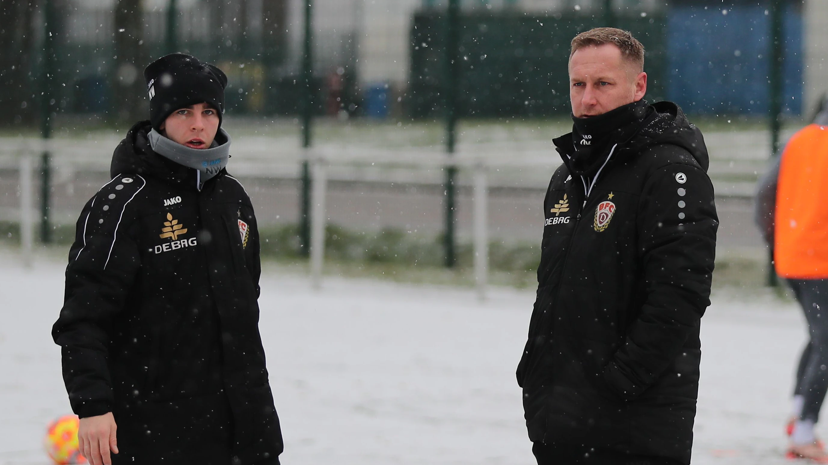 BFC-Chefcoach Dennis Kutrieb (r.) und sein Co-Trainer Nils Weiler trotzen der Kälte auf ihre Art und Weise.