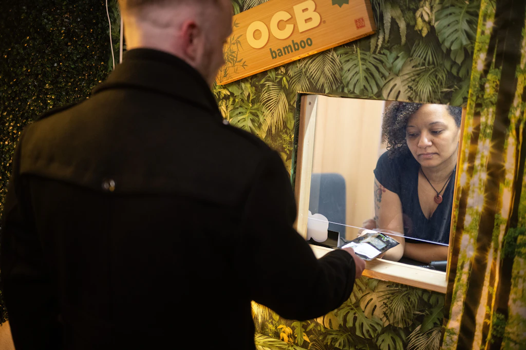 Premiere in Berlin: Cannabis-Club verteilt erste legale Ernte!