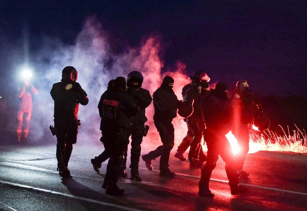 Pyrotechnik und Pfefferspray: Tausende protestieren gegen AfD-Parteitag