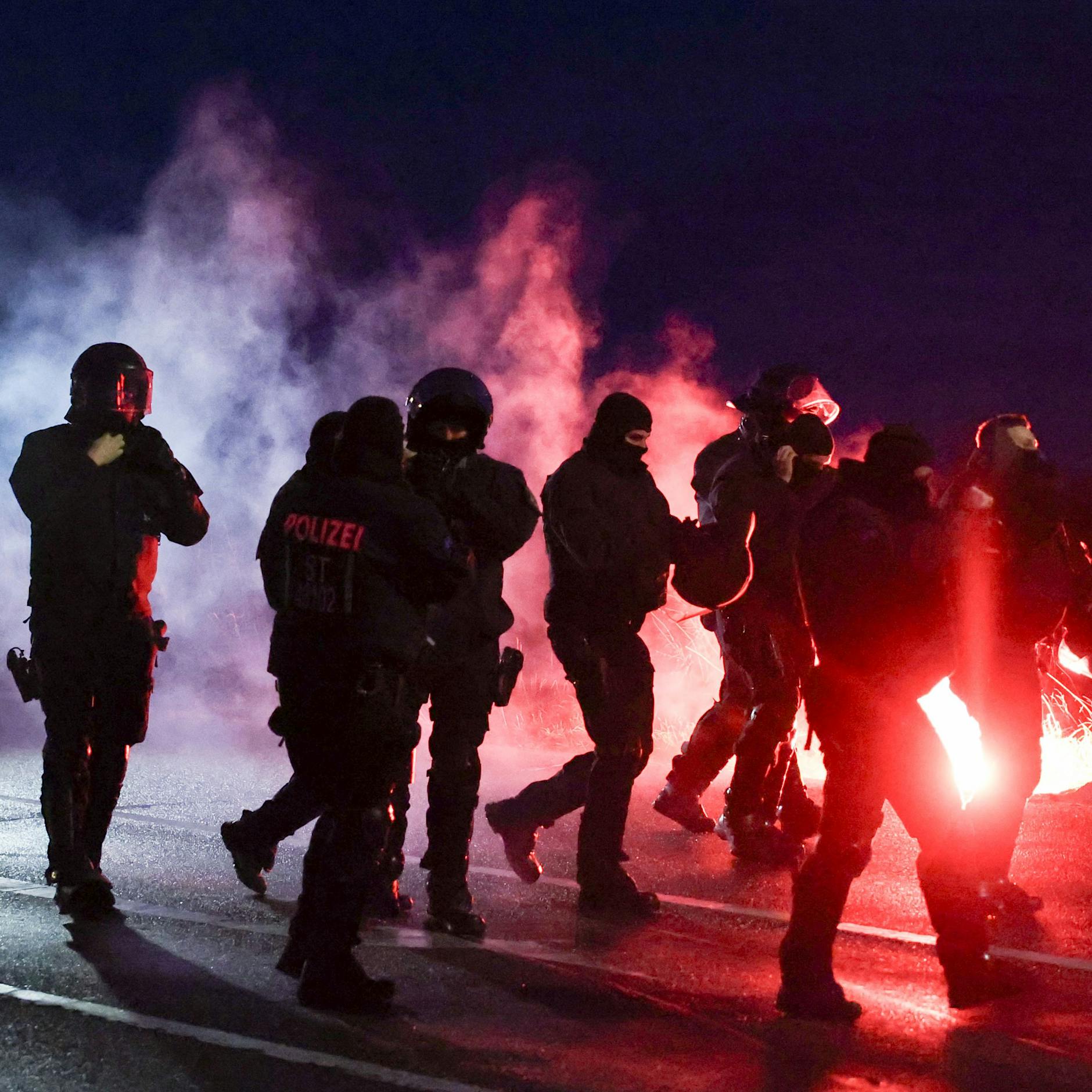 Pyrotechnik und Pfefferspray: Tausende protestieren gegen AfD-Parteitag