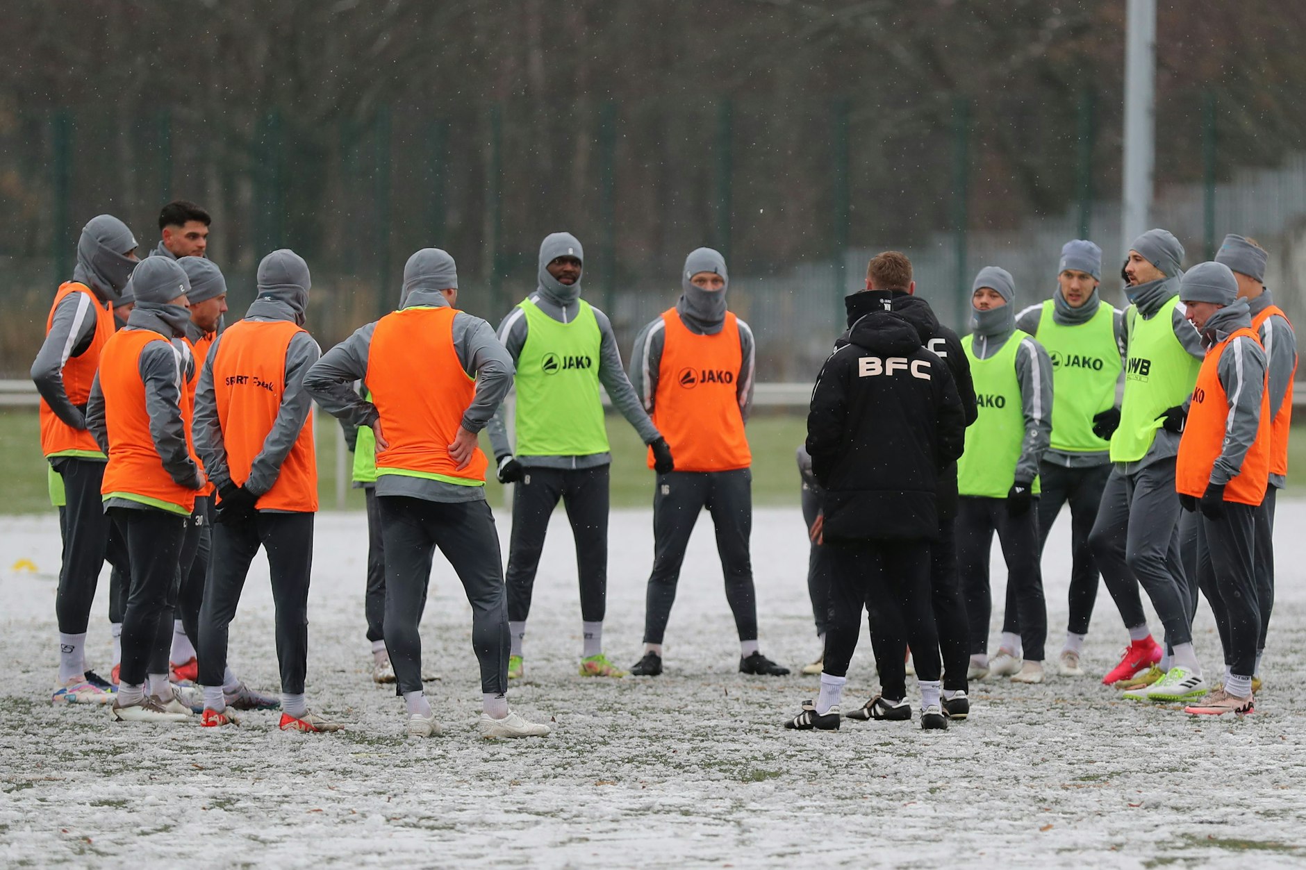 Statt zum Spiel in Rathenow trifft sich der BFC Dynamo zum Training im Sportforum.