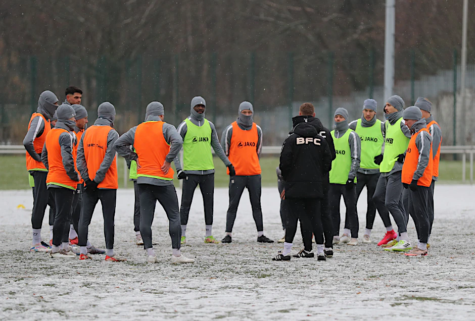 Statt zum Spiel in Rathenow trifft sich der BFC Dynamo zum Training im Sportforum.