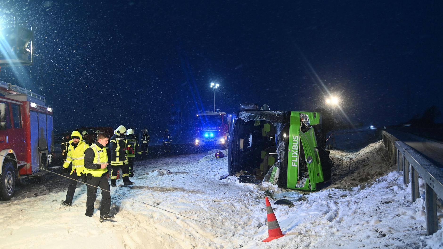 Vermutlich aufgrund von Glätte verlor der Fahrer die Kontrolle über den Reisebus.