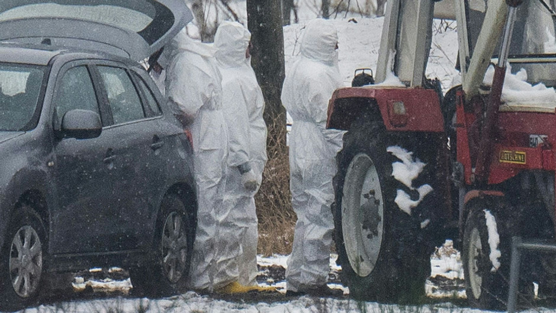 Personen in Schutzanzügen stehen auf einer Weide im Landkreis MOL. In Hönow gab es die ersten Fälle von Maul- und Klauenseuche.