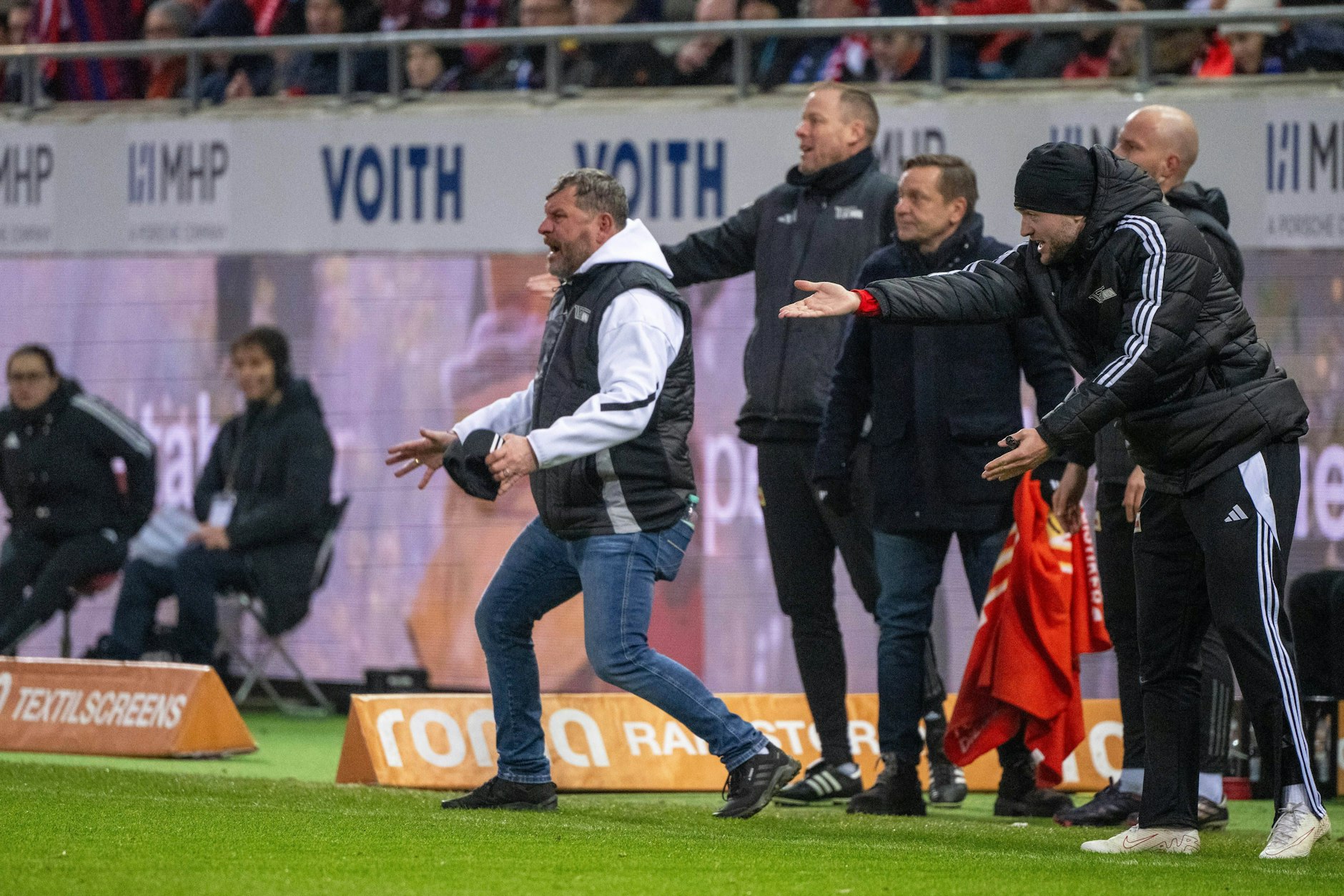 Steffen Baumgart und Union-Manager Horst Heldt (3.v.r.) ärgern sich in Heidenheim auch über die ein oder anderen Pfiff des Schiedsrichters.