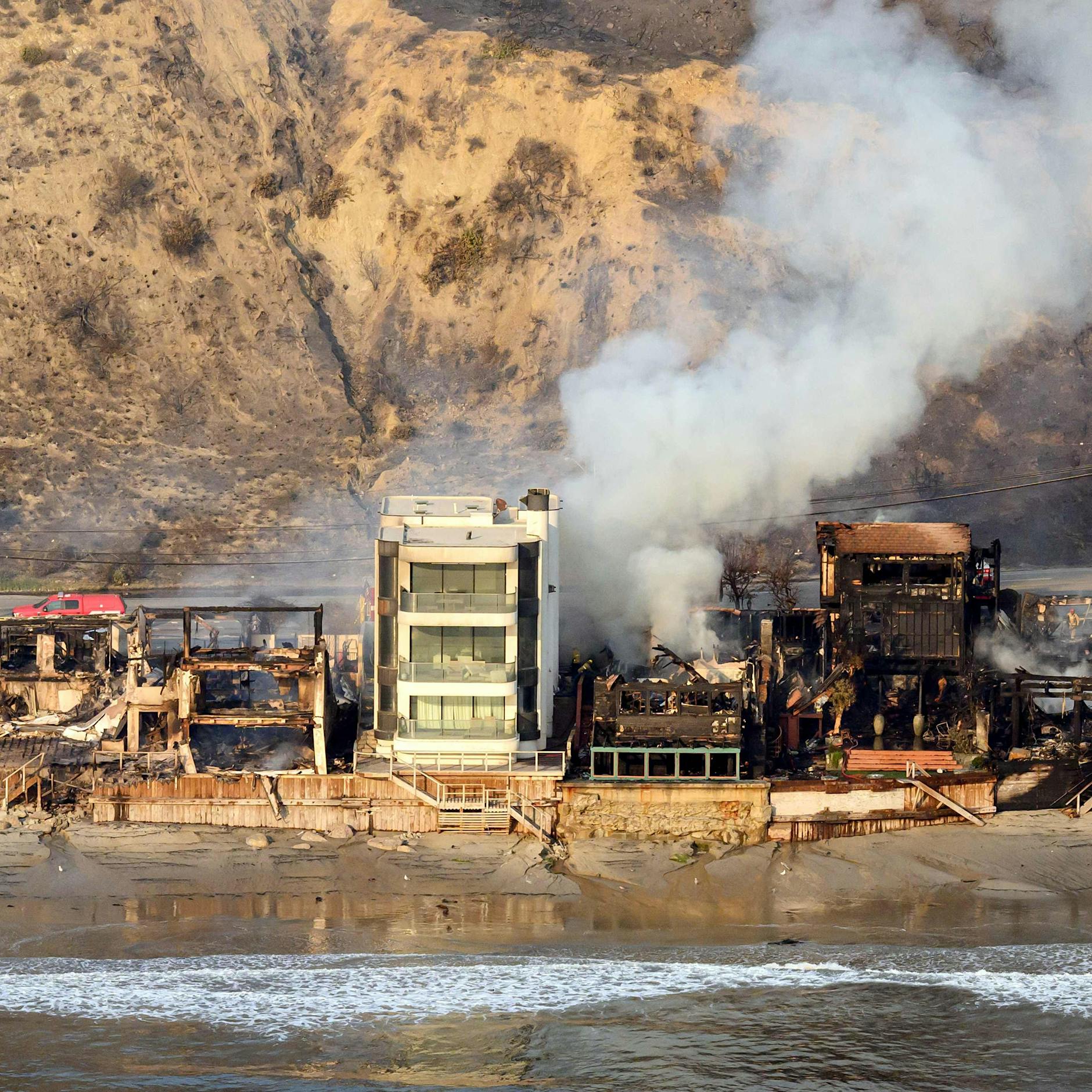 Nur seine Villa steht noch: Besitzer erklärt das „Wunder von Malibu“