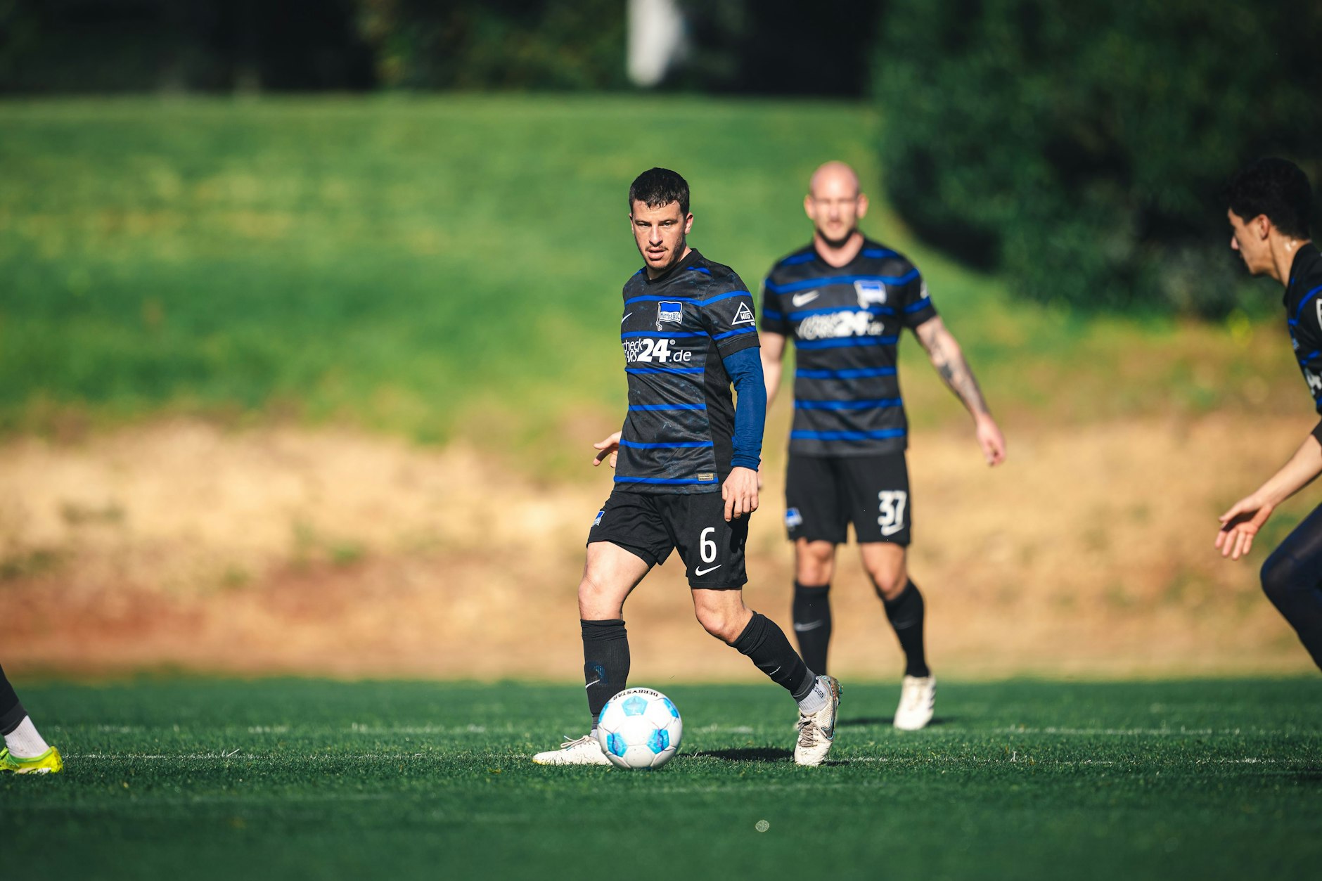 Herthas Diego Demme konnte nur eine Viertelstunde beim 2:o-Test gegen Sandhausen mitmachen, er bekam unglücklich einen Schuss in die Magengrube.