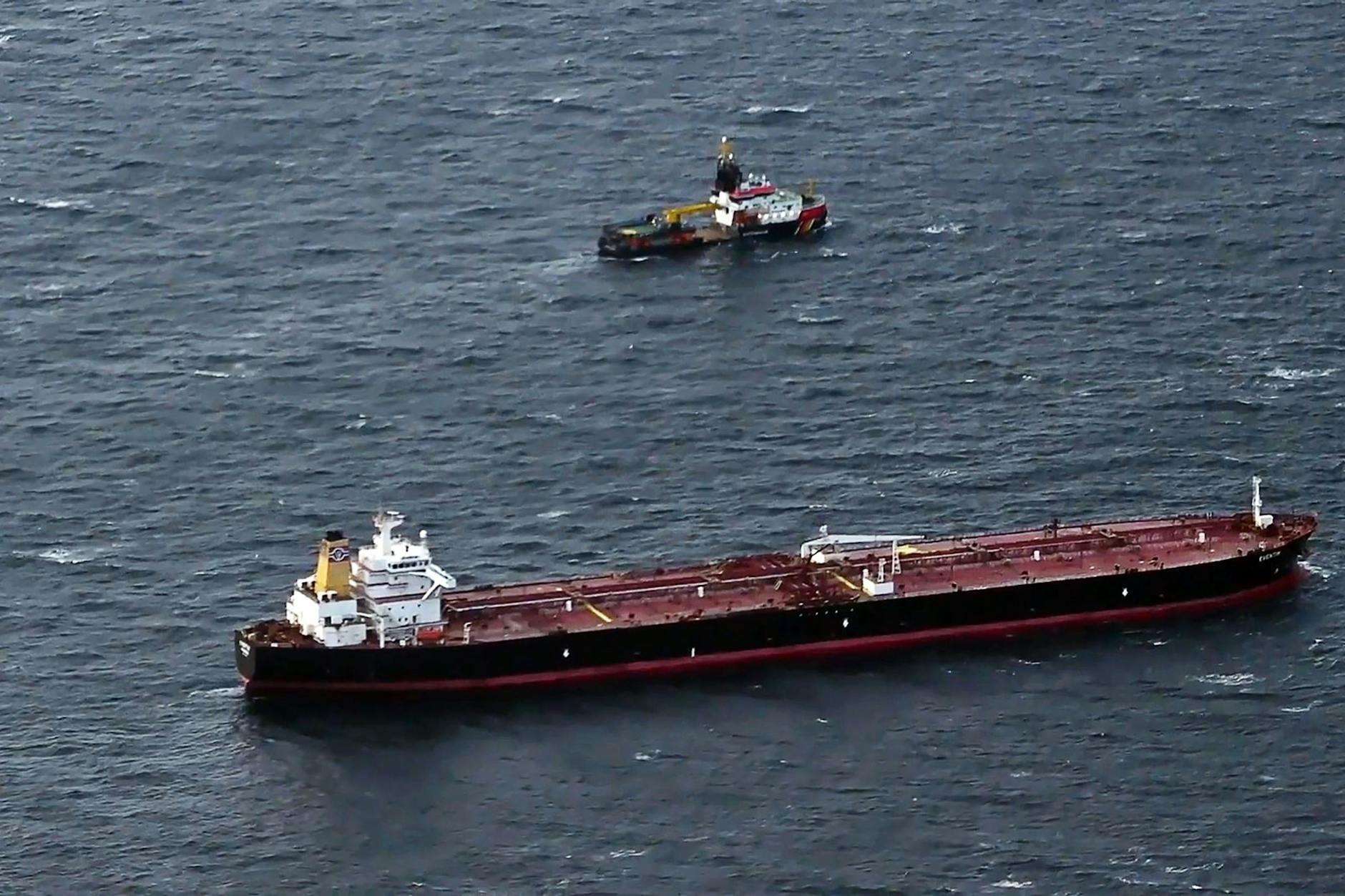 Blick auf den manövrierunfähigen Öltanker „Eventin“ vor der Küste der Insel Rügen.