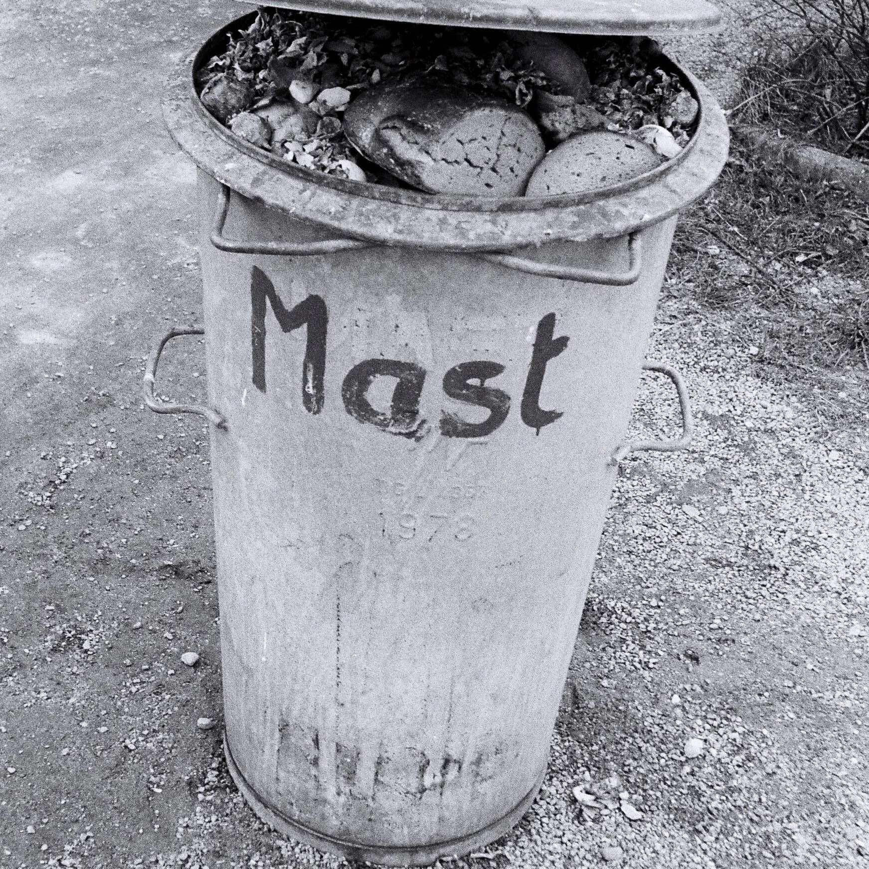 Tonne mit Mast-Abfällen für Schweine in der DDR, aufgenommen 1983 in Oberodewitz.