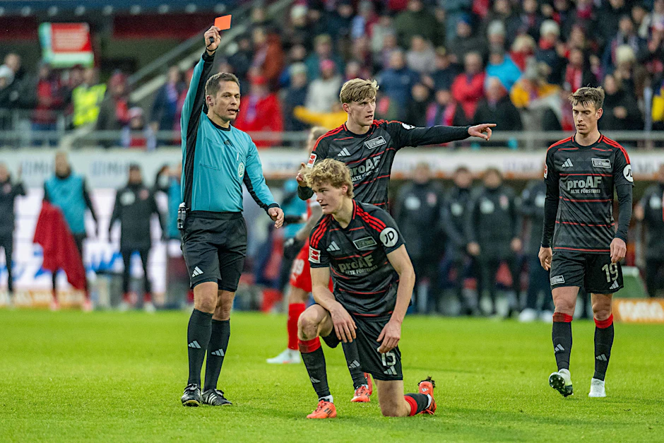 Verteidiger Tom Rothe fliegt nach einer Notbremse mit Rot vom Platz. Zuvor kassierte der 1. FC Union in Heidenheim bereits ein frühes Gegentor.