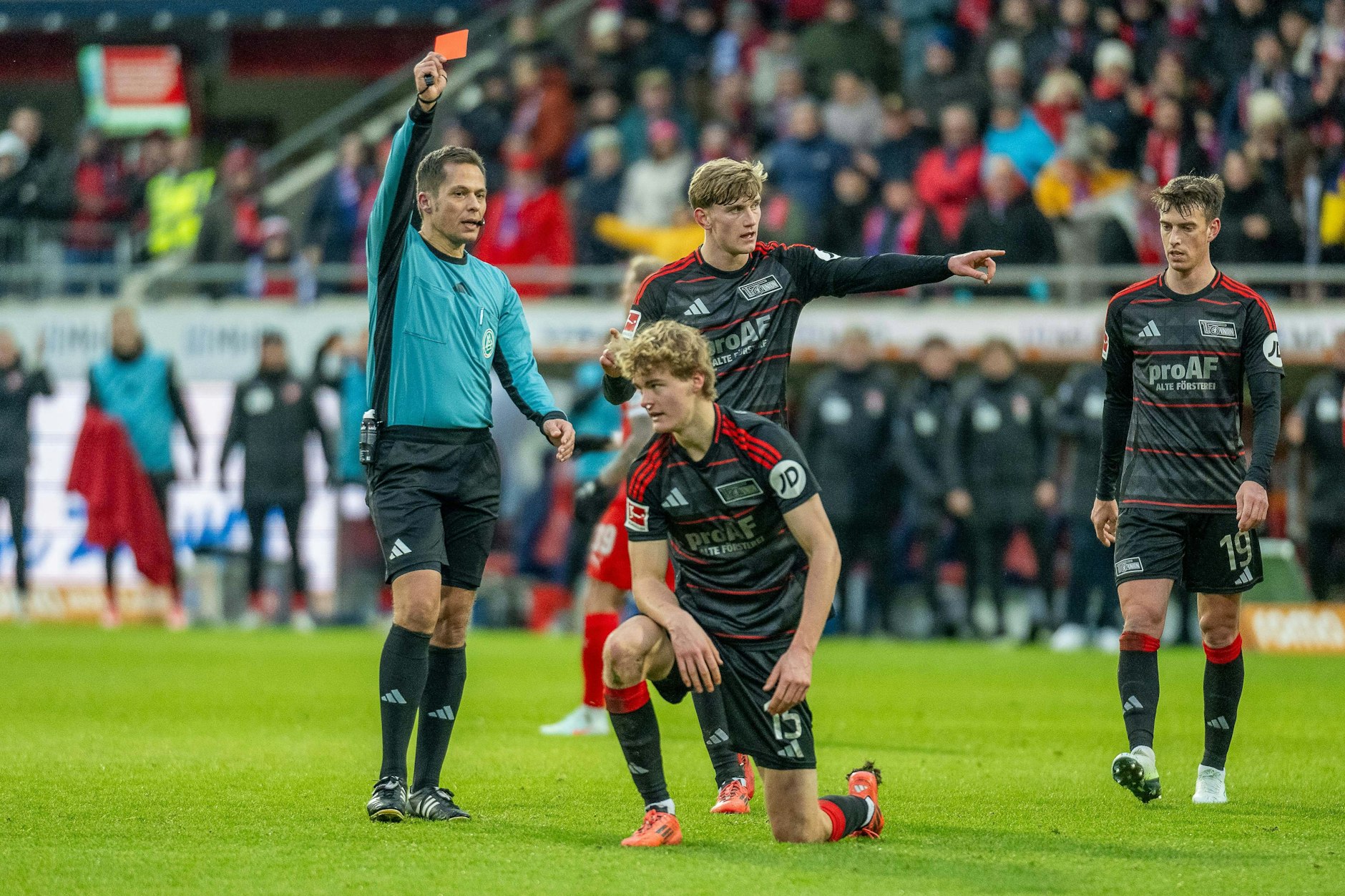 Verteidiger Tom Rothe fliegt nach einer Notbremse mit Rot vom Platz. Zuvor kassierte der 1. FC Union in Heidenheim bereits ein frühes Gegentor.