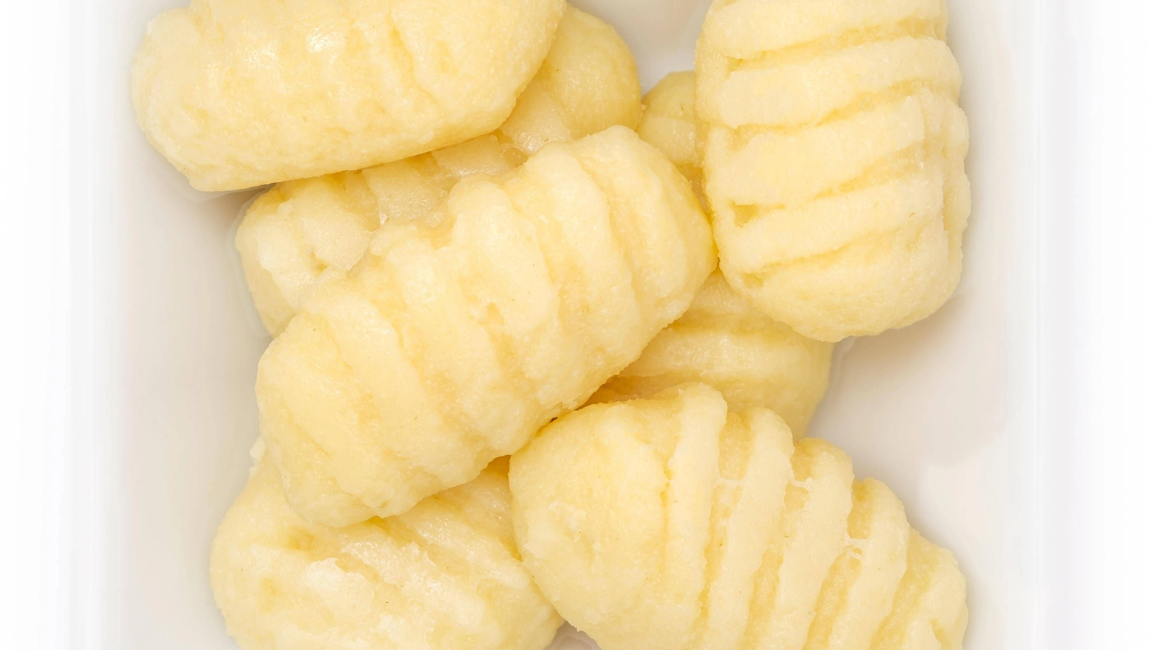 Die rohen Gnocchi werden in Olivenöl angebraten.