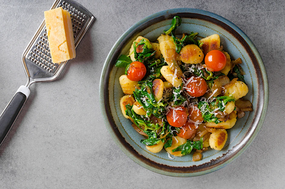 Tomaten-Gnocchi mit Spinat und Parmesan schmeckt gut und ist gesund.
