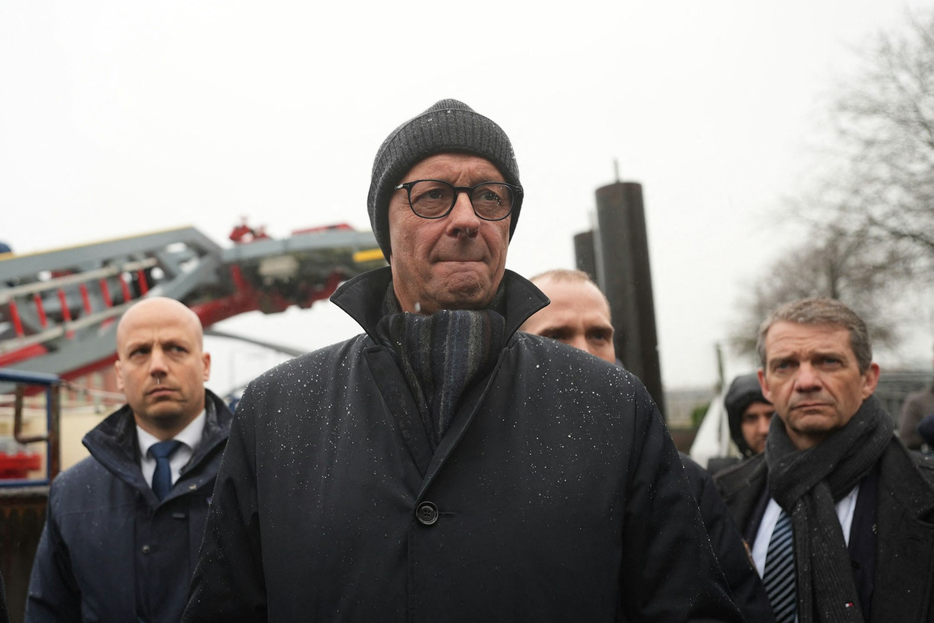 Friedrich Merz (M.) sieht sich schon als sicherer Wahlsieger. Doch noch sind einige Wochen Zeit bis zur Bundestagswahl und der Zuspruch sinkt.