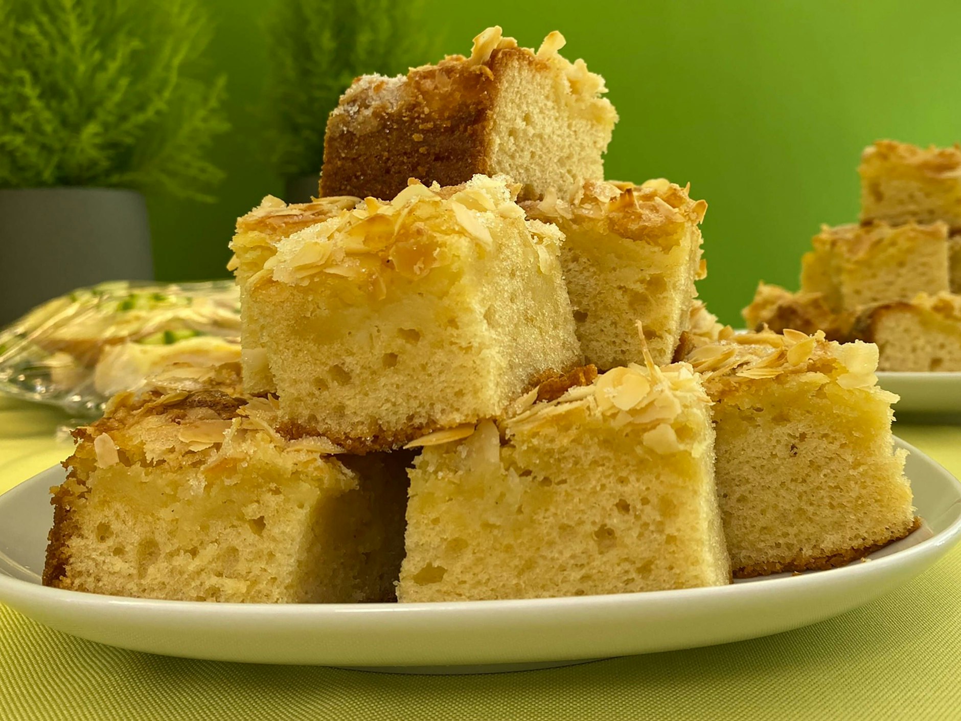Der Zucker-Butterkuchen ist simpel, macht auf der Kaffeetafel aber trotzdem eine gute Figur. Und dank Sahne-Trick ist dieses Rezept wirklich etwas ganz Besonderes!