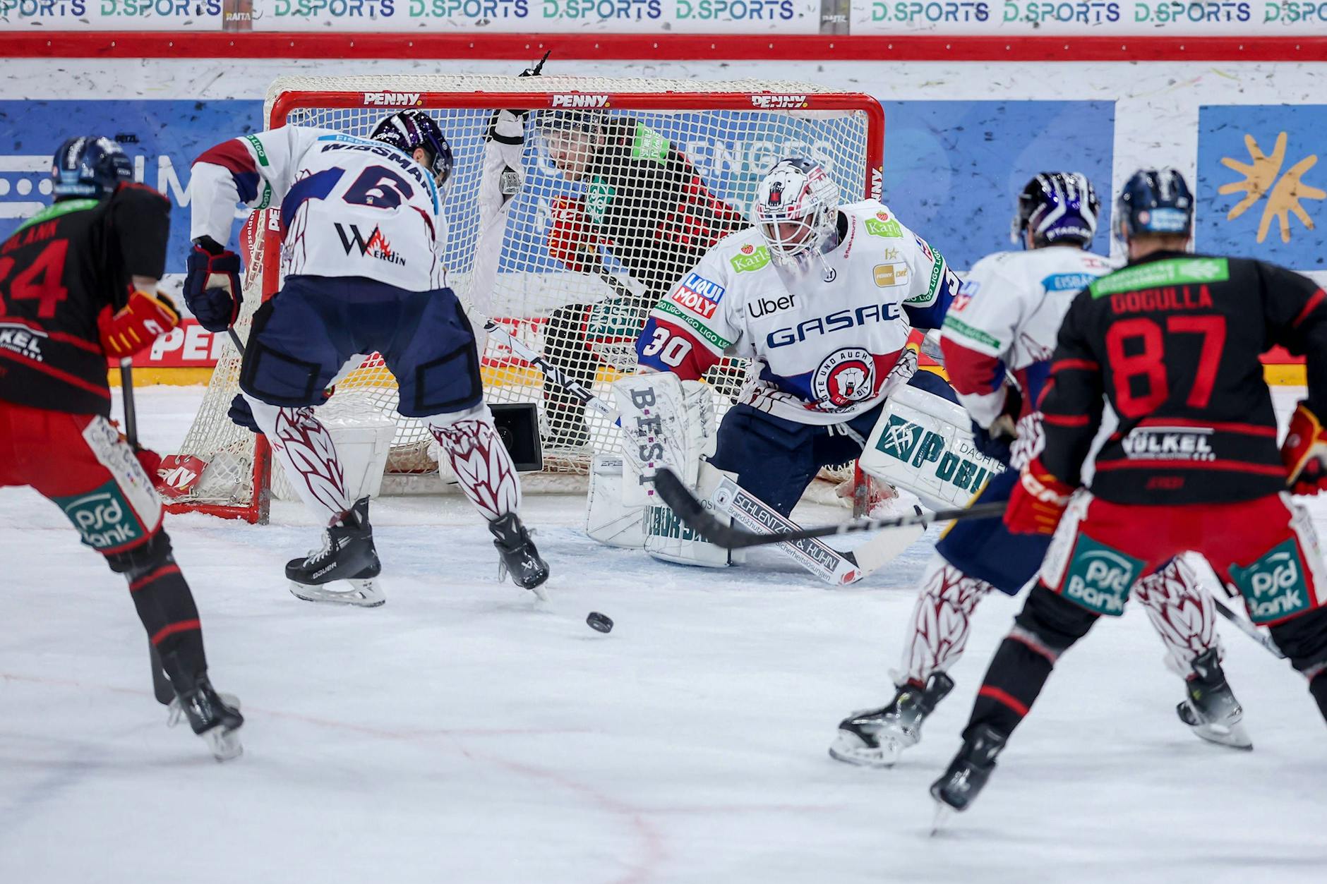 Eisbären-Torwart Jake Hildebrand hat im Spiel bei der Düsseldorfer EG viel mehr zu tun, als ihm lieb ist.