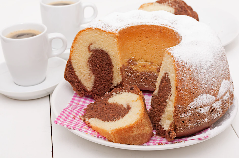 Wenig Zutaten, einfach gemacht und so köstlich – Marmorkuchen ist zu Recht einer der beliebtesten Klassiker beim Kaffeekränzchen.