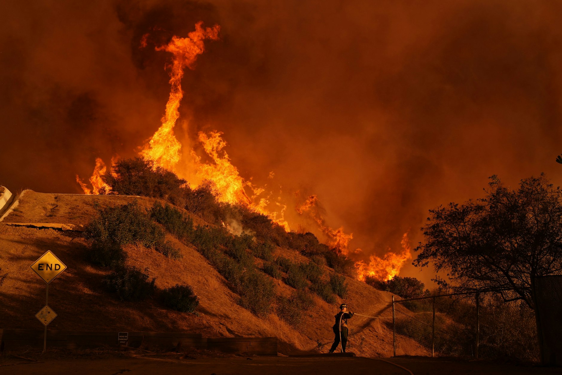 Los Angeles: Ein Feuerwehrmann bekämpft das Palisades-Feuer im Mandeville Canyon. 