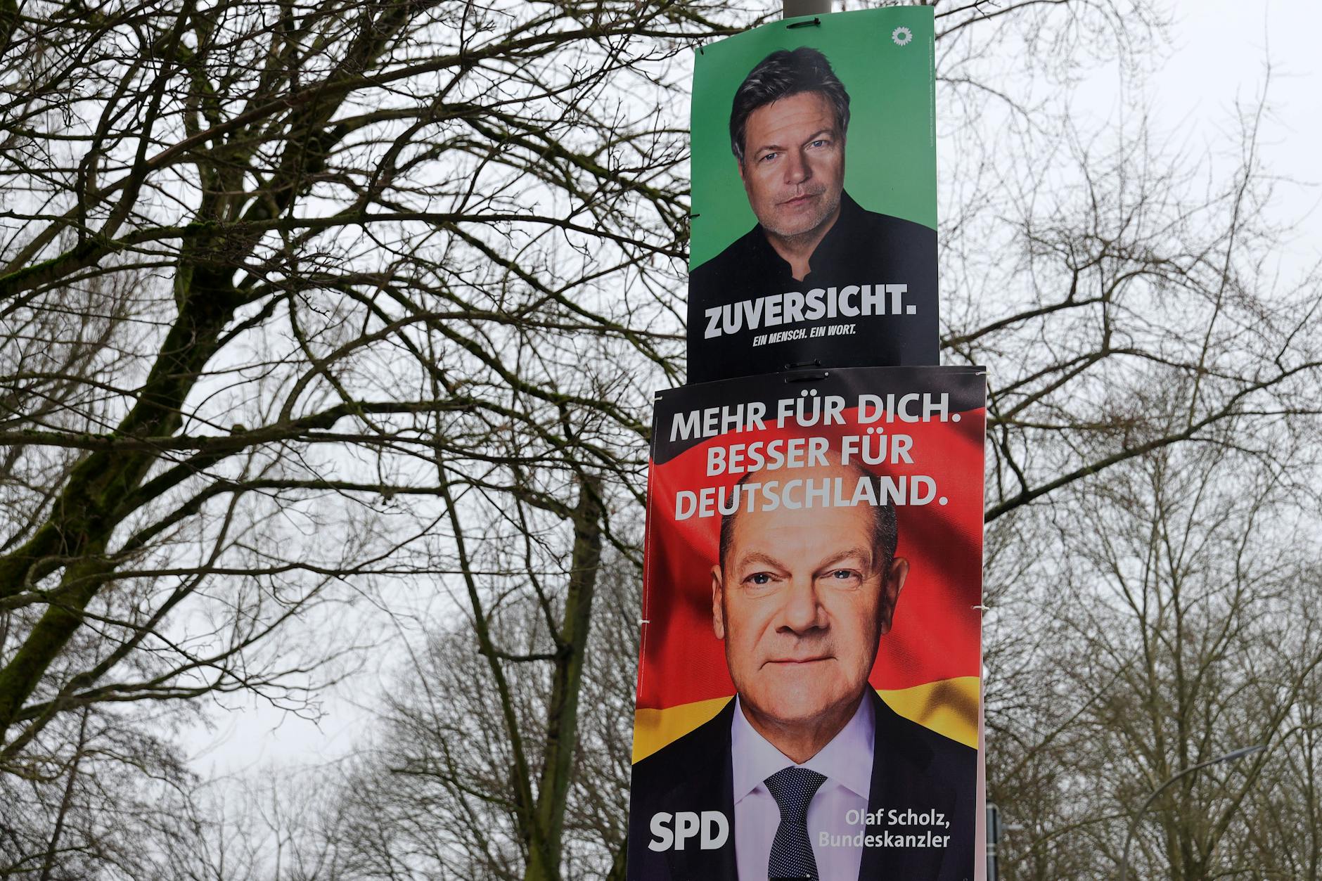 Auch in Berlin hängen schon die ersten Wahlplakate.