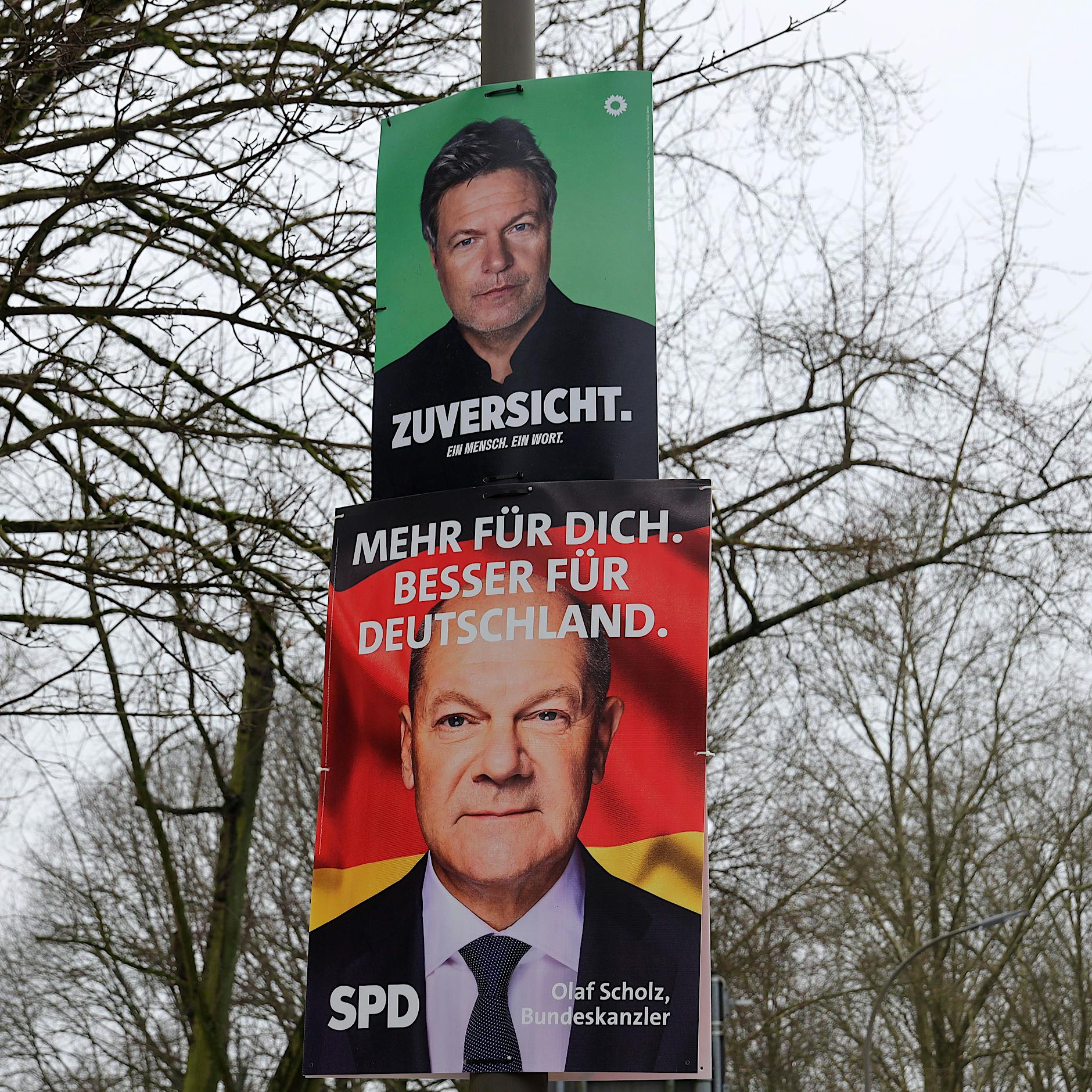 Bundestagswahl: Wahlplakate hängen in Berlin – erster Angriff auf Helfer