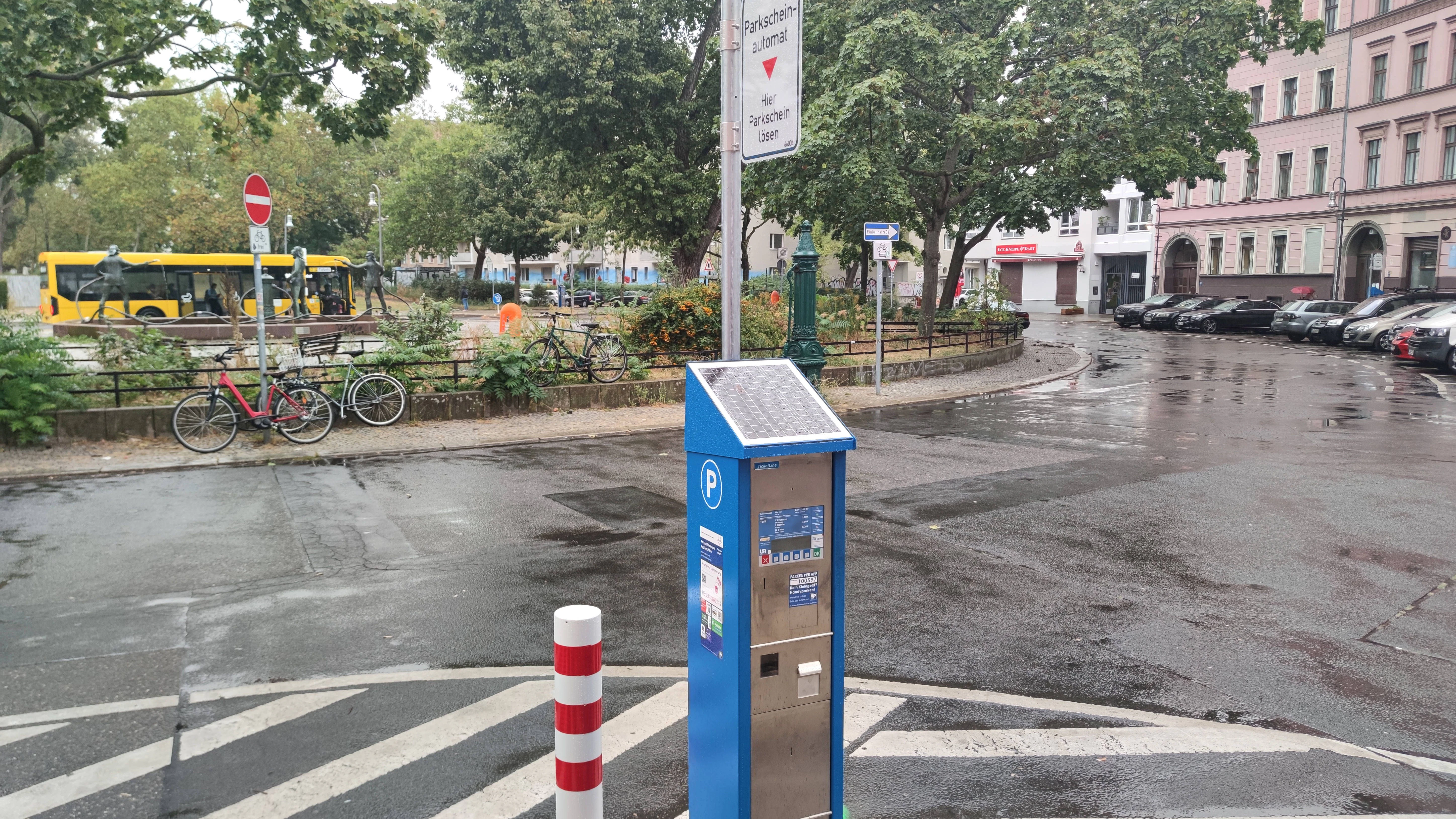 Parkautomat am Mariannenplatz: Hier entstand eine der neuesten Parkzonen im Berliner Bezirk Friedrichshain-Kreuzberg .