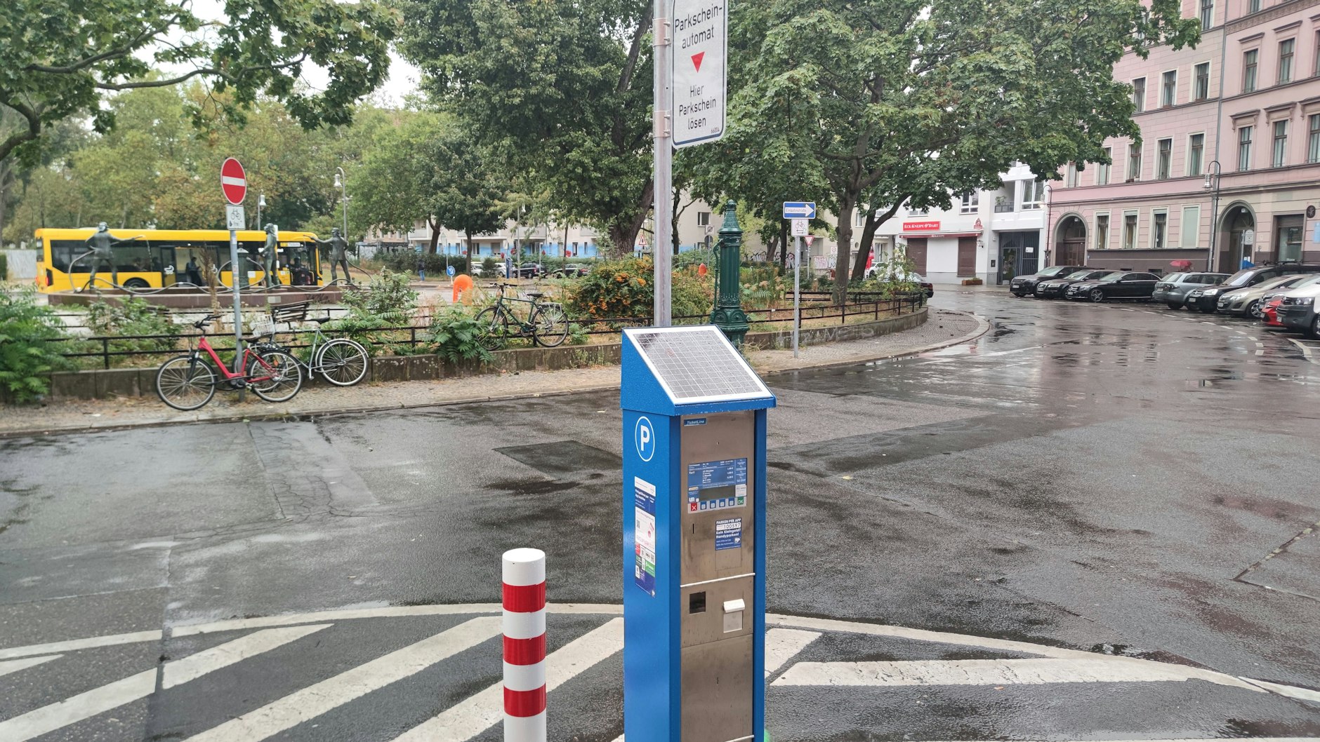 Parkautomat am Mariannenplatz: Hier entstand eine der neuesten Parkzonen im Berliner Bezirk Friedrichshain-Kreuzberg .