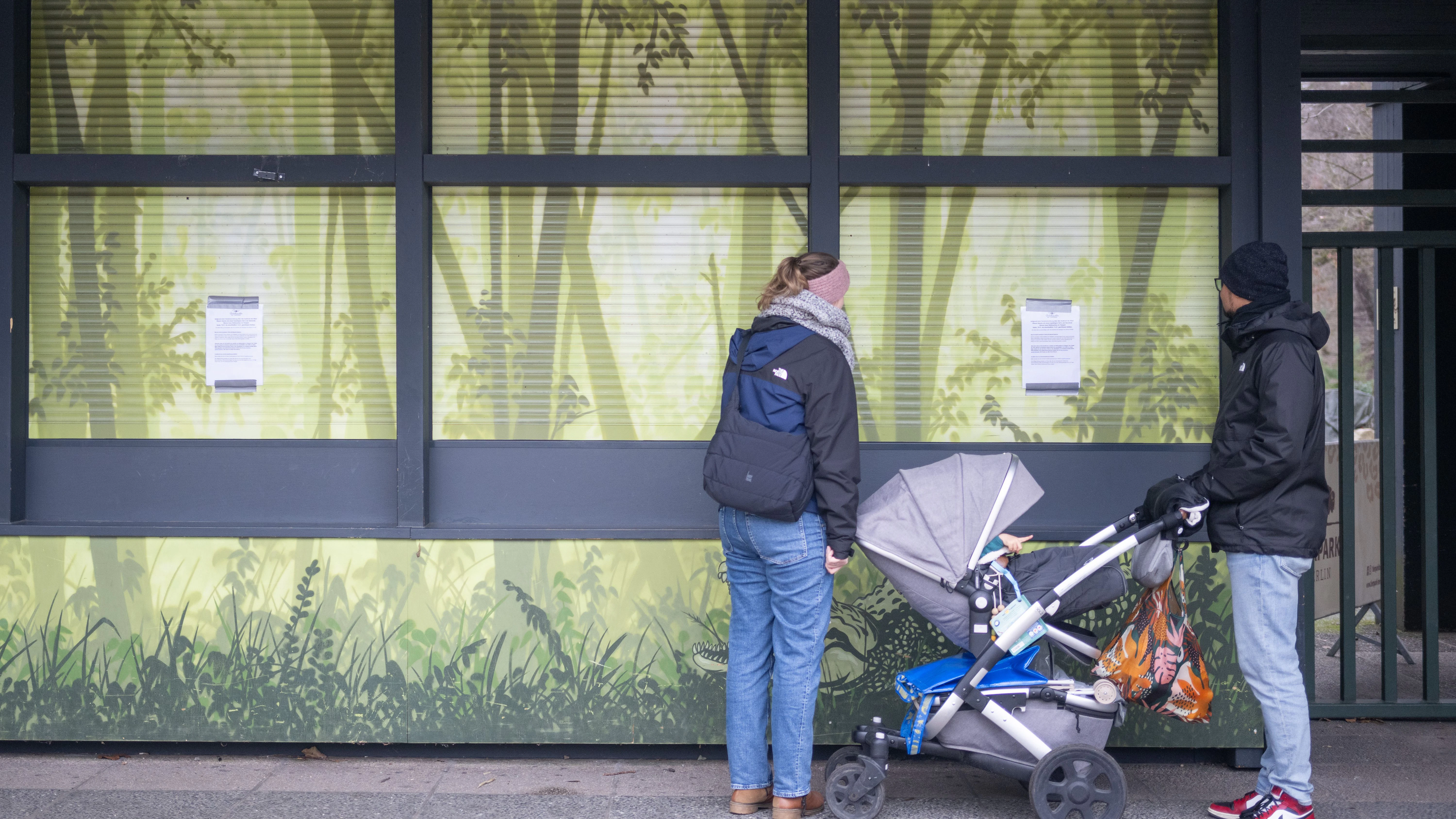 Besucher müssen wieder umkehren: Enttäuschte Besucher vor dem Eingang des Tierparks Berlin, der aufgrund eines Ausbruchs der Maul- und Klauenseuche zur Sicherheit geschlossen wurde.