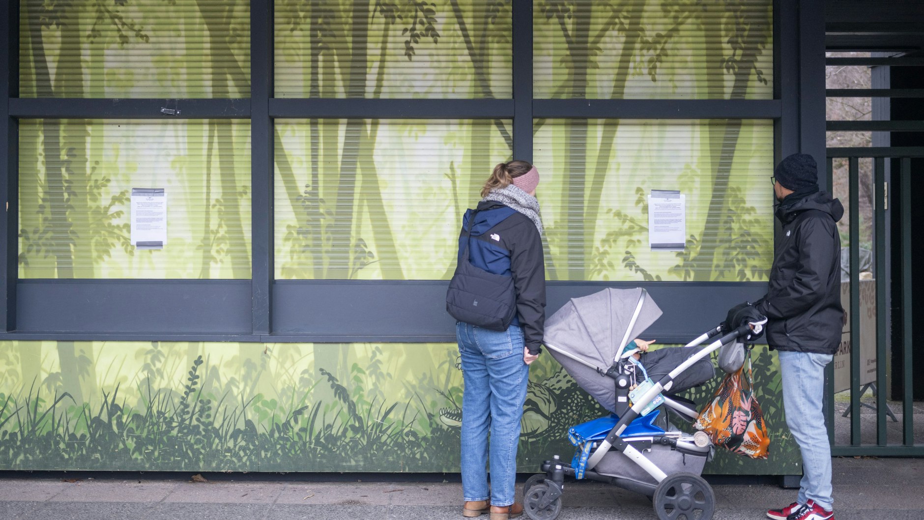 Besucher müssen wieder umkehren: Enttäuschte Besucher vor dem Eingang des Tierparks Berlin, der aufgrund eines Ausbruchs der Maul- und Klauenseuche zur Sicherheit geschlossen wurde.
