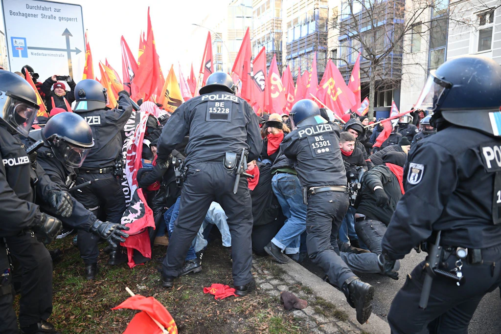 Demonstrant bricht ohnmächtig zusammen, Angriffe auf Polizisten