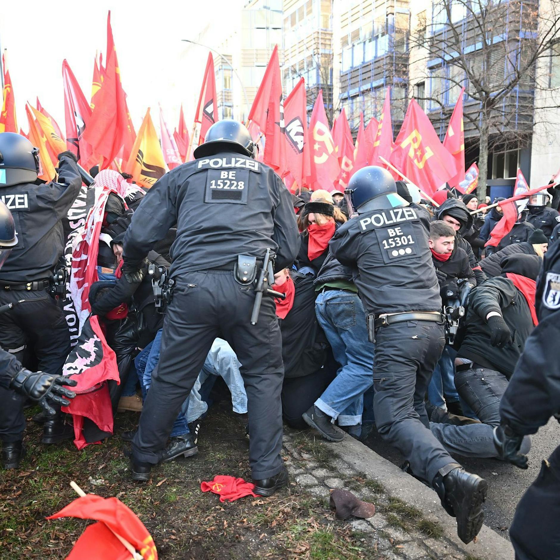 Demonstrant bricht ohnmächtig zusammen, Angriffe auf Polizisten