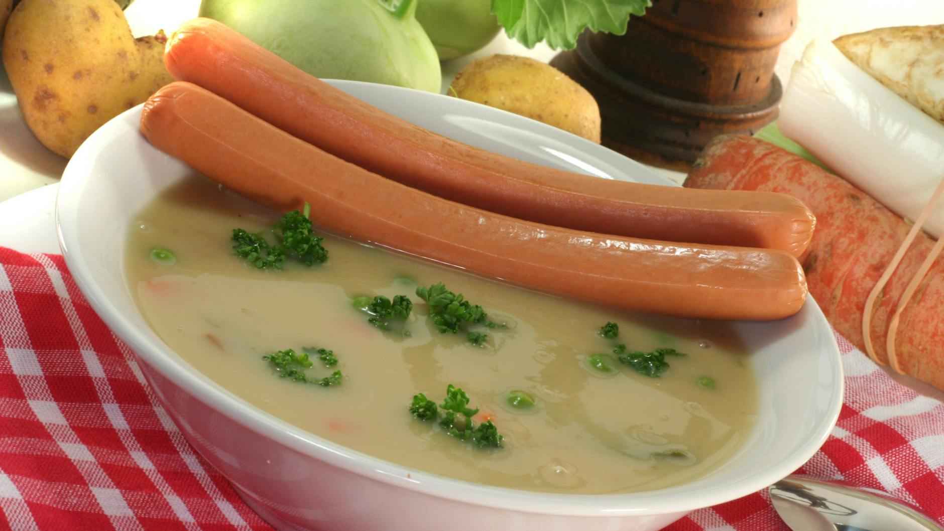 Kochen Sie doch mal Thüringer Kartoffelsuppe mit Würstchen! Viel Gemüse und Bauchspeck verleihen diesem Rezept besonders viel Pfiff.