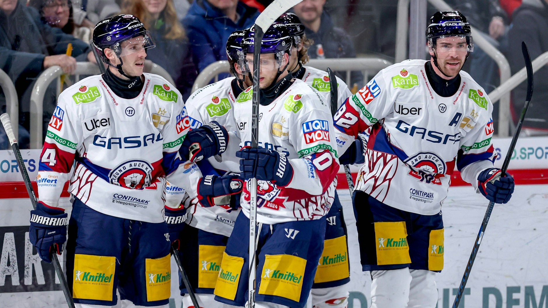 Da ist die Eisbären-Welt noch in bester Ordnung: Marcel Noebels (r.) lässt sich nach seinem 2:0 feiern von den Kollegen.