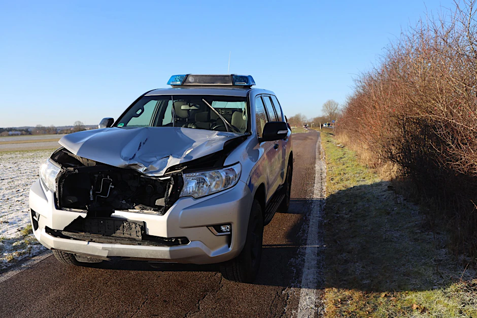 Das beschädigte Fahrzeug der Militärpolizei steht nach einem Unfall auf einem Fußweg neben der B14.