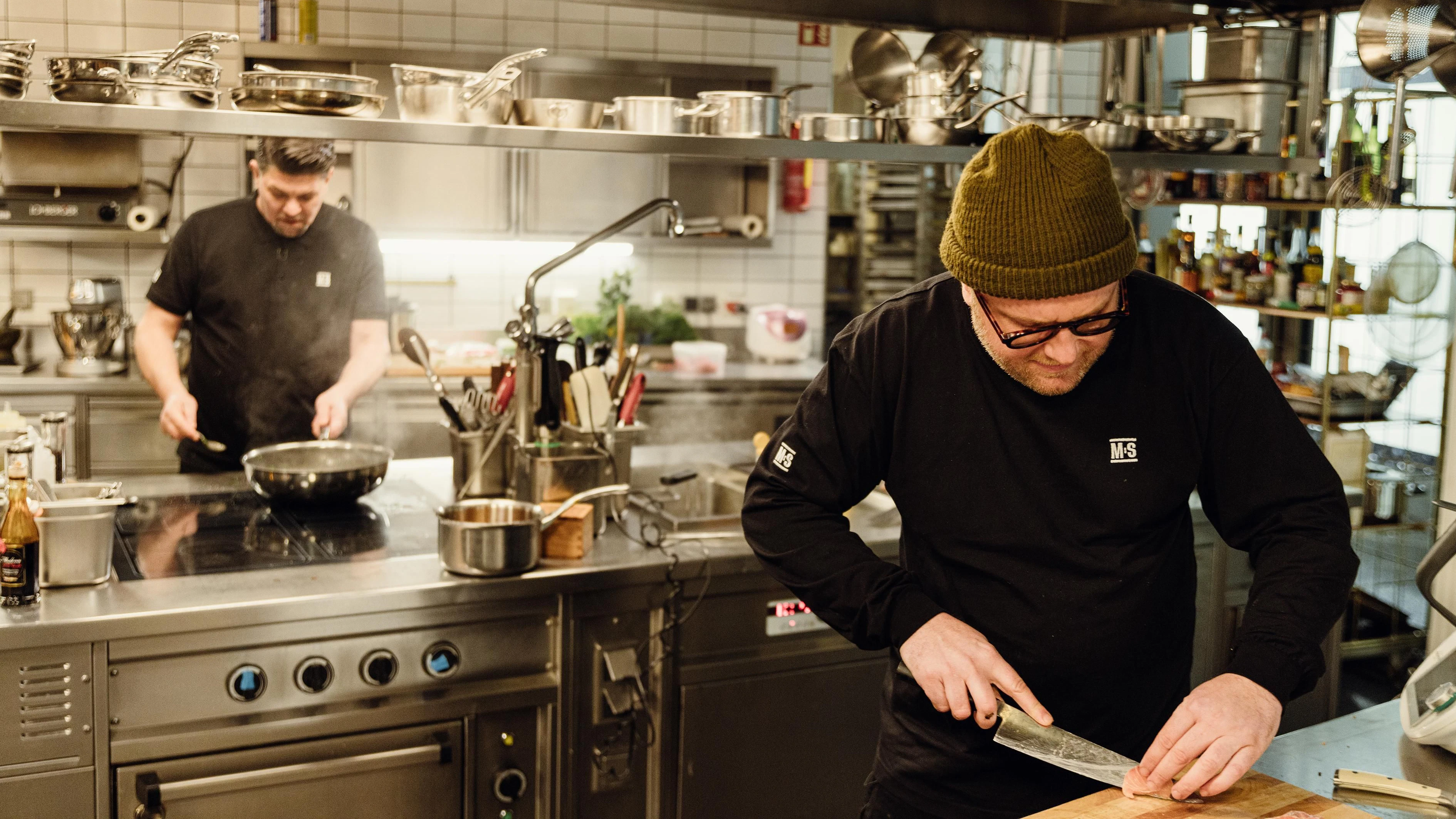 Max Strohe (vorn) und Tim Mälzer kochen bei „Mälzer und Strohe liefern ab!“ um die Wette.