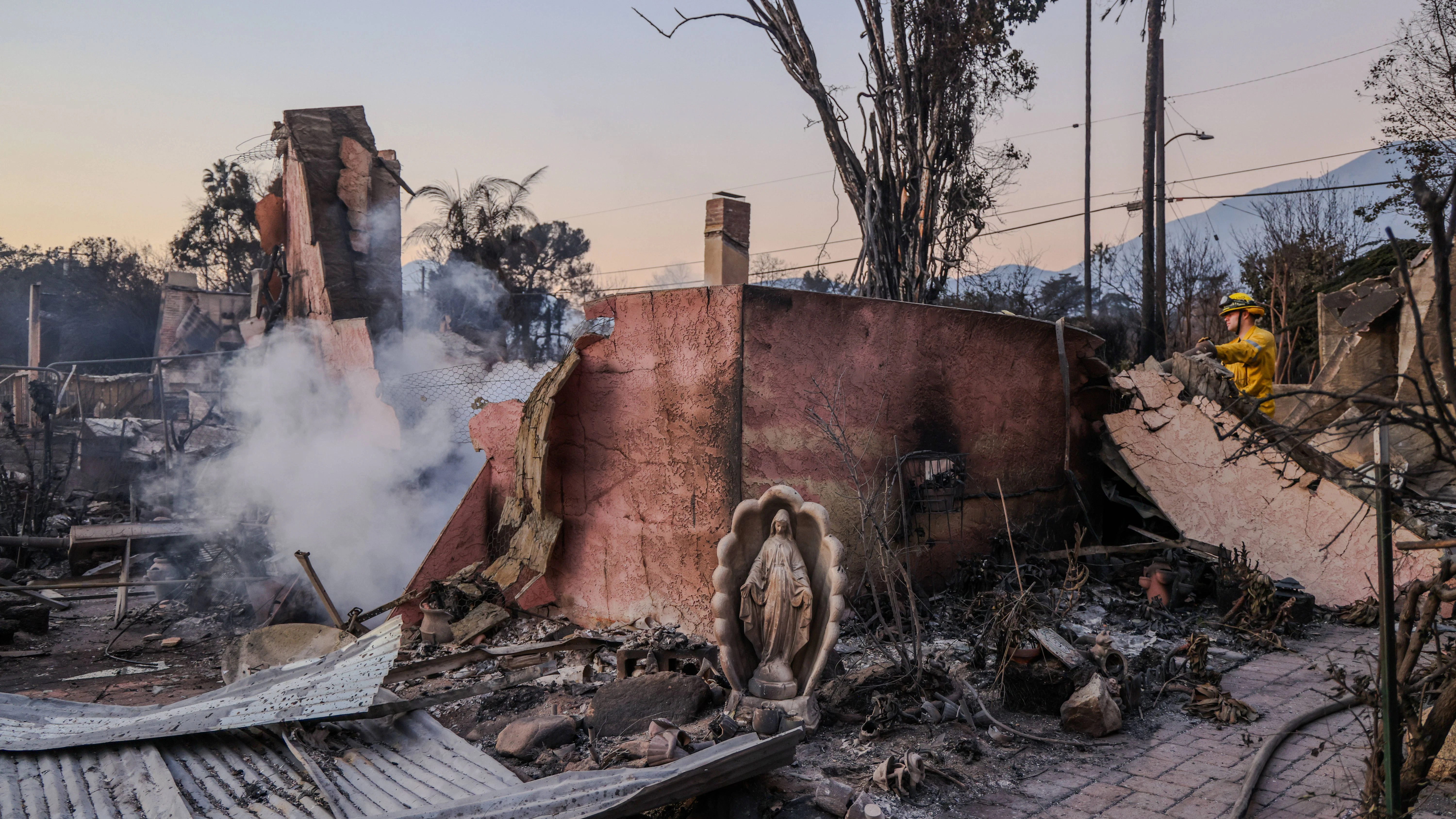 Die verheerenden Brände hinterließen in Los Angeles zerstörte Landschaften. Zudem gab es Tote und etliche Verletzte.