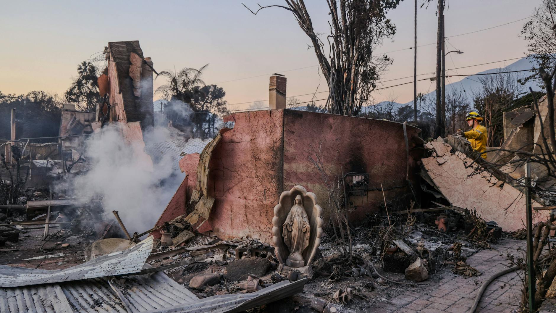 Die verheerenden Brände hinterließen in Los Angeles zerstörte Landschaften. Zudem gab es Tote und etliche Verletzte.