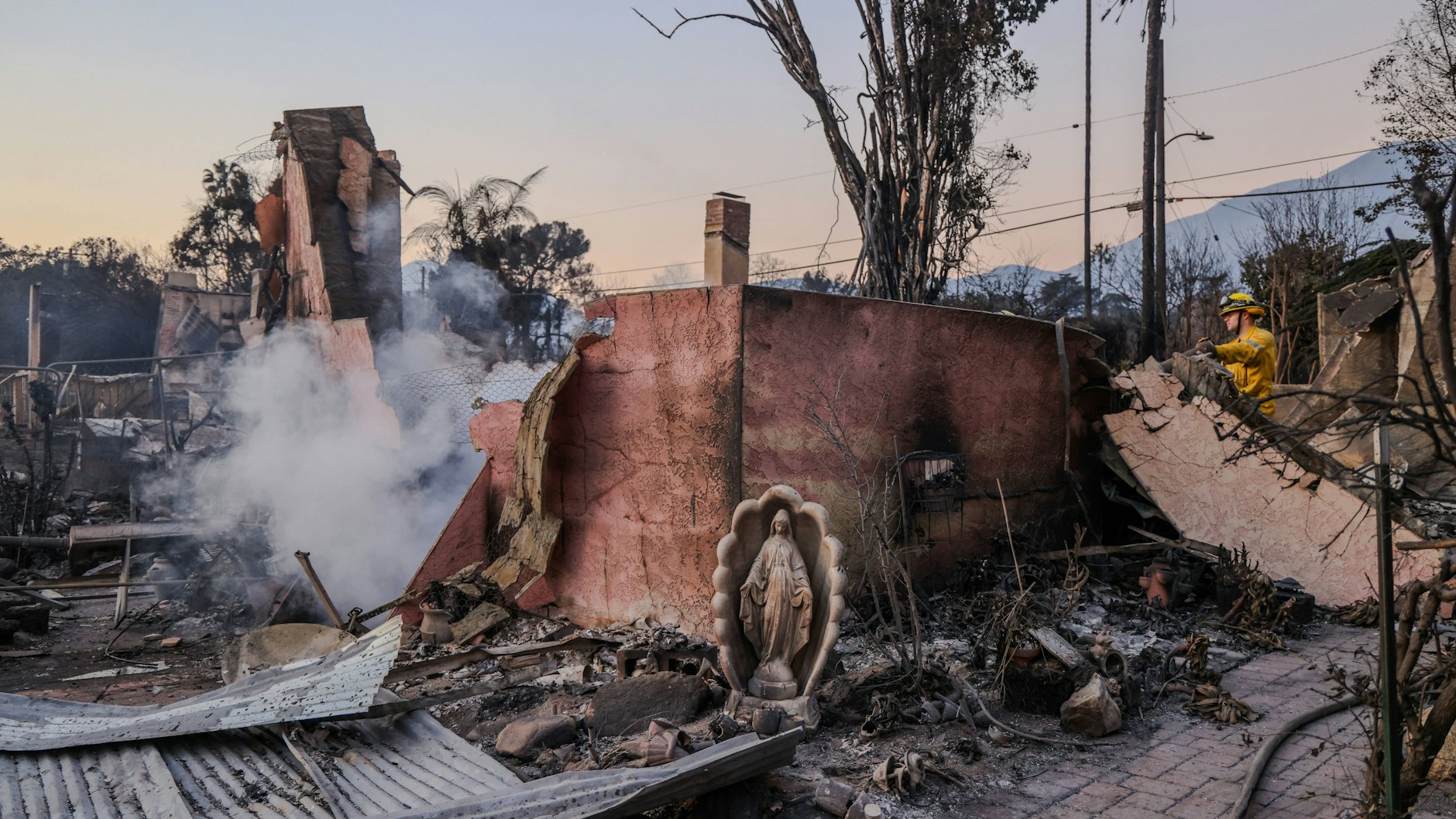 Die verheerenden Brände hinterließen in Los Angeles zerstörte Landschaften. Zudem gab es Tote und etliche Verletzte.