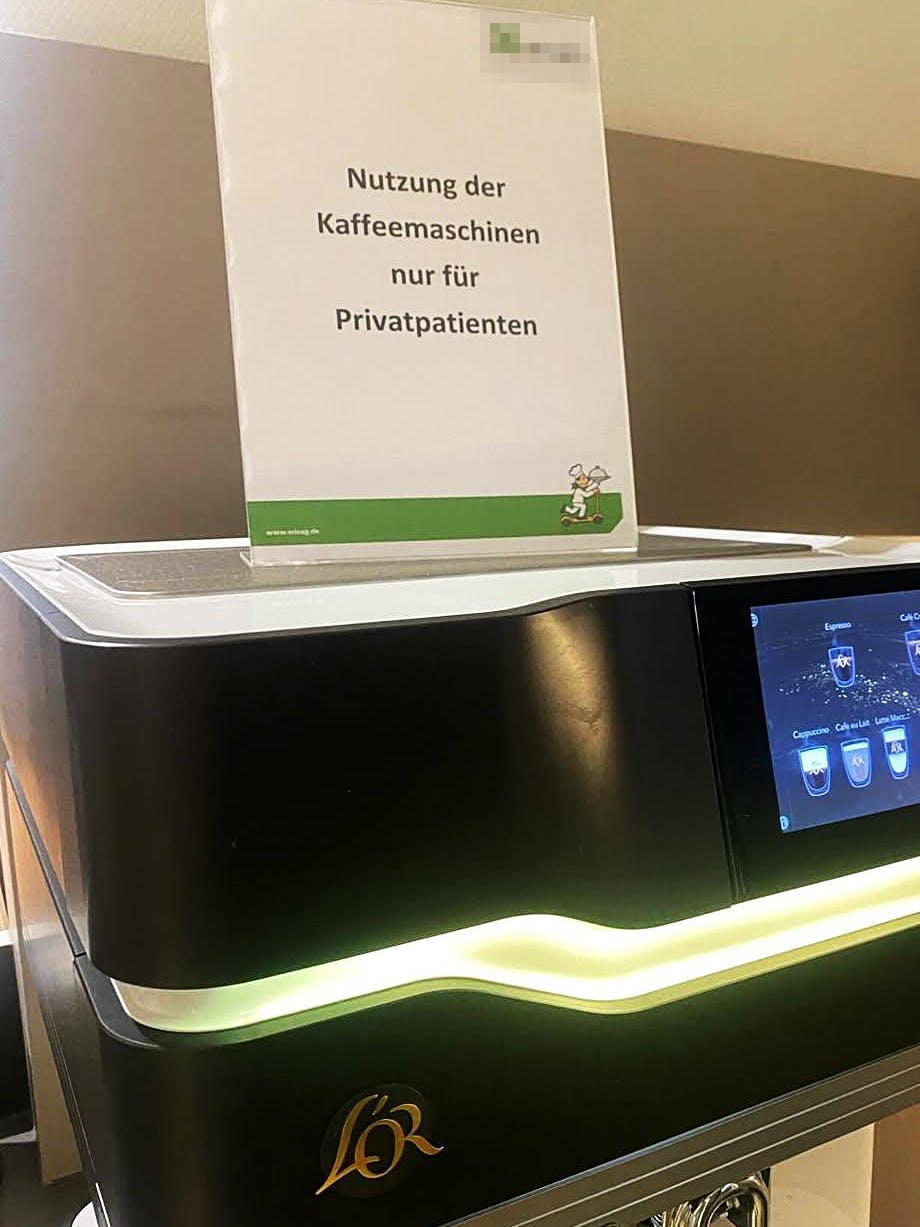 Dieses besondere Schild fotografierte ein Reddit-Nutzer in einer Arztpraxis. Hier dürfen nur Privatpatienten die Kaffeemaschine benutzen.