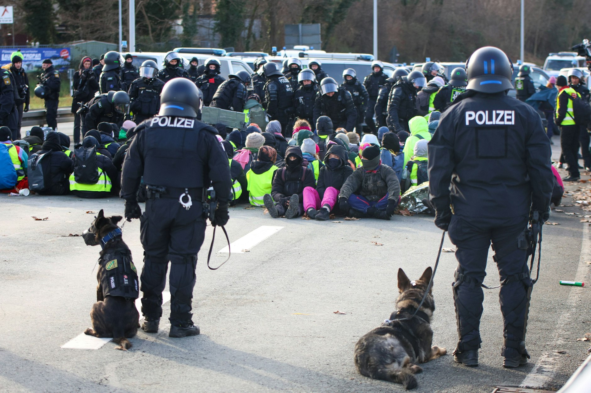 Riesa am 11. Januar 2025: Die Sächsische Polizei war unter anderem mit Hunden im Einsatz bei den Protesten gegen den AfD-Parteitag, der heute fortgesetzt wird.