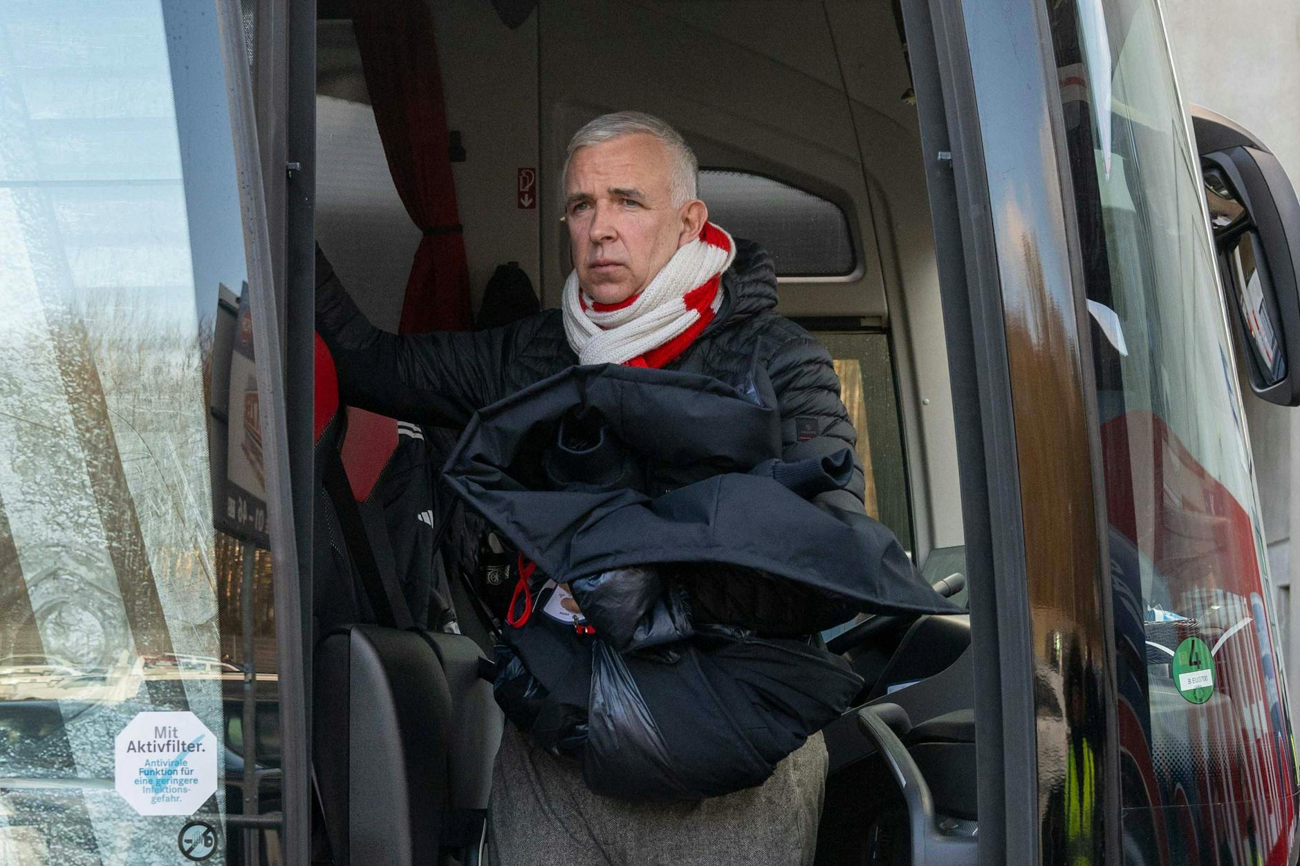 Dirk Zingler (60) reiste mit nach Heidenheim. Der Präsident des 1. FC Union ließ vor der Partie wegen des DFB-Urteils ordentlich Dampf ab.